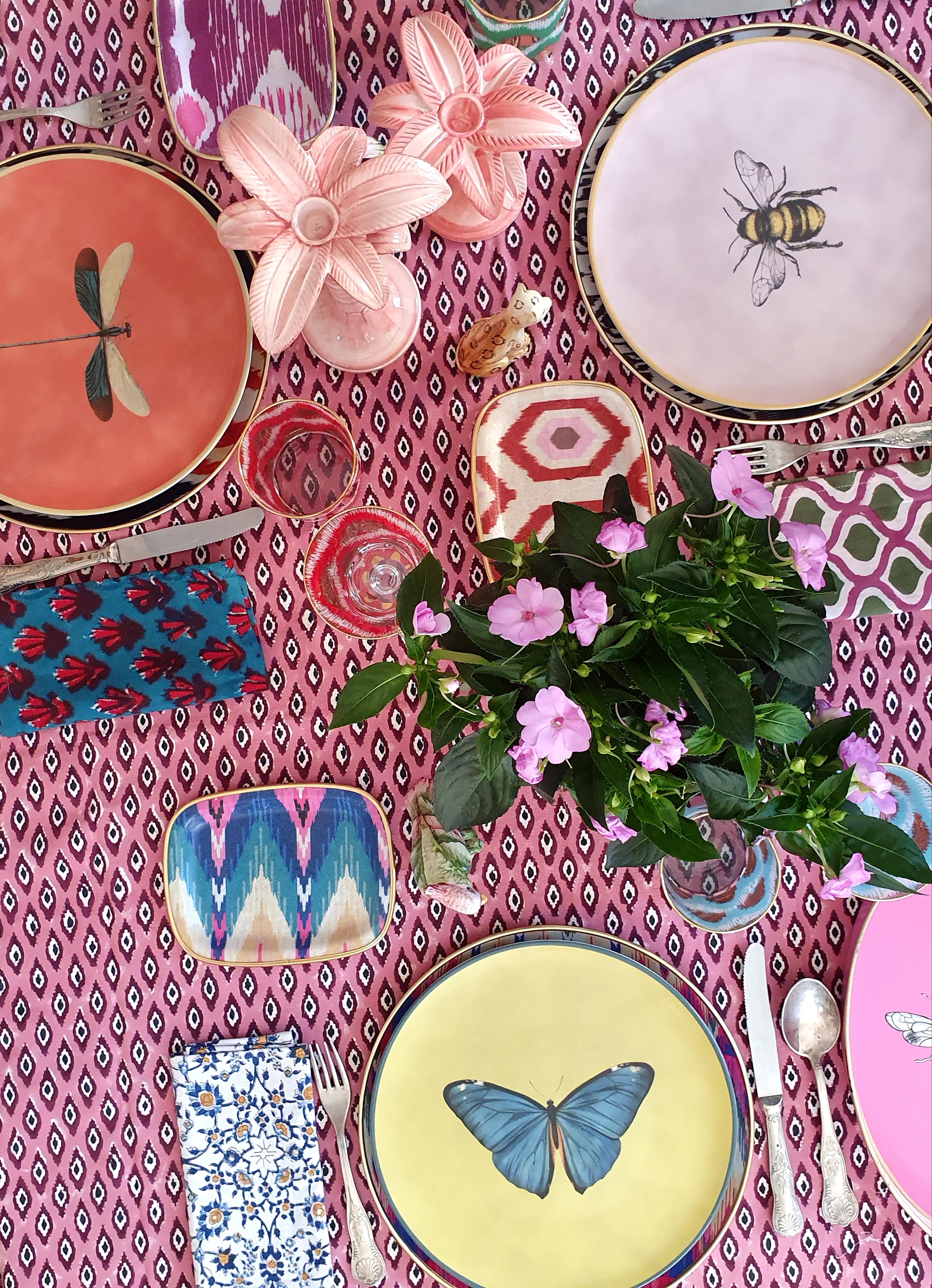 Step into the charm of an English garden with our porcelain plates, adorned with delicate hand-appliqué design of a bumblebee. Perfect as enchanting tableware to elevate your dining experience or as whimsical wall decor to bring a touch of