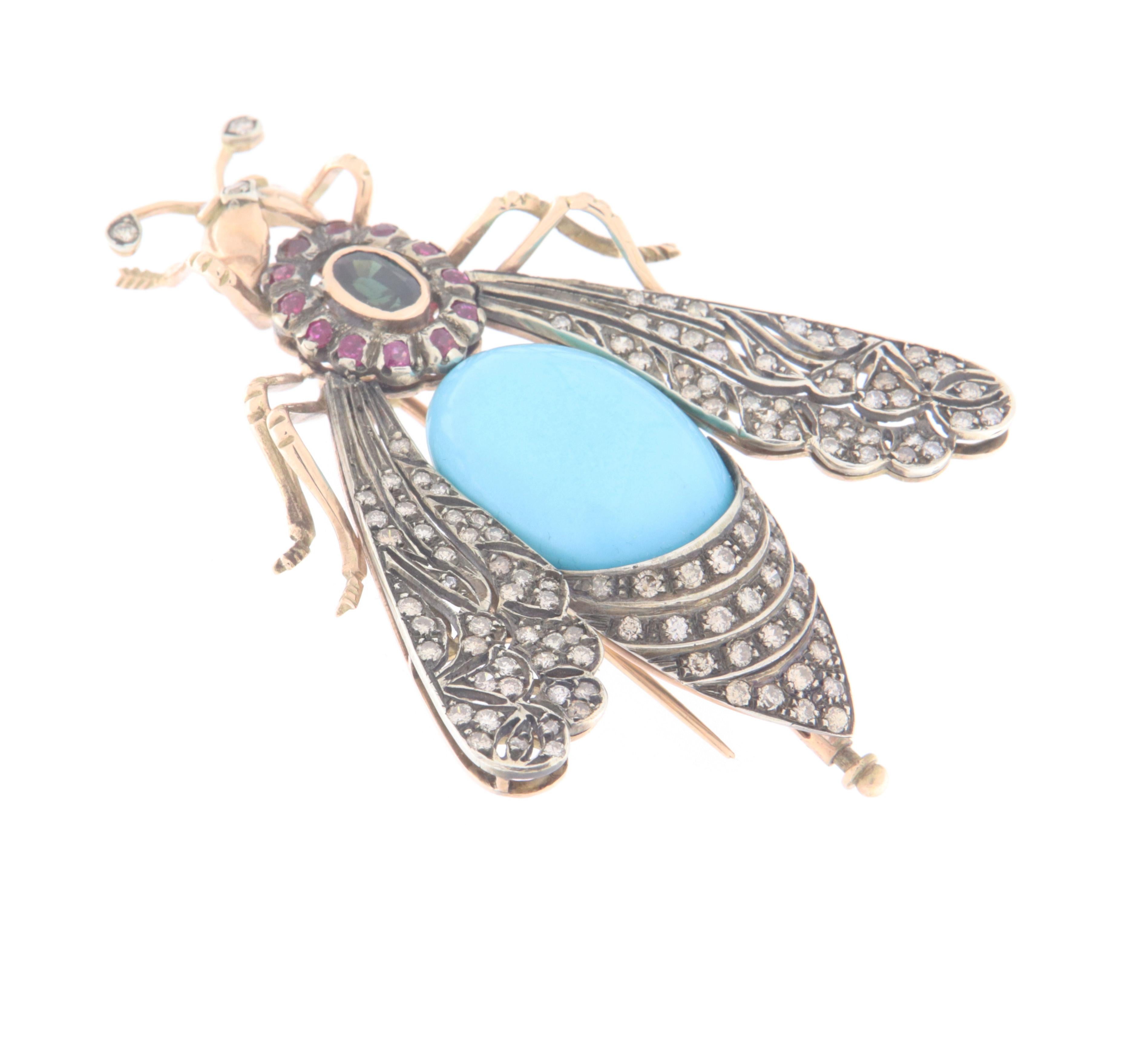 Este exquisito broche presenta un cautivador diseño de insecto, elaborado con meticulosa atención al detalle, combinando materiales preciosos y piedras preciosas de alta calidad. Fabricado en oro amarillo de 18 quilates y plata de 800 milésimas, el