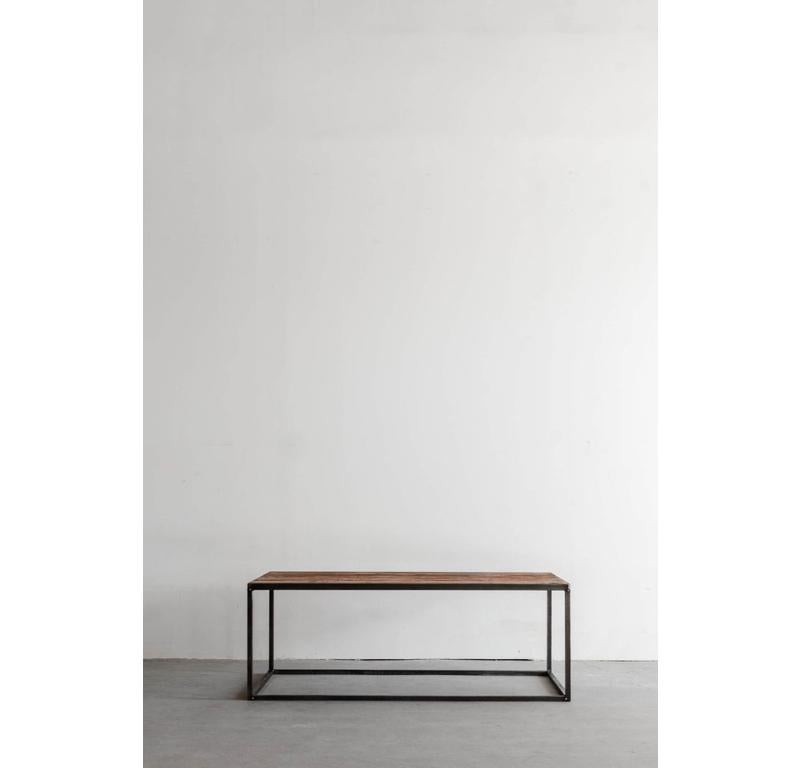La table basse Inset Railcar est l'une des premières créations, mettant en valeur les éléments industriels et rustiques des matériaux naturels. La base en acier forme des lignes épurées, tandis que le sapin de Douglas récupéré inséré dans le plateau