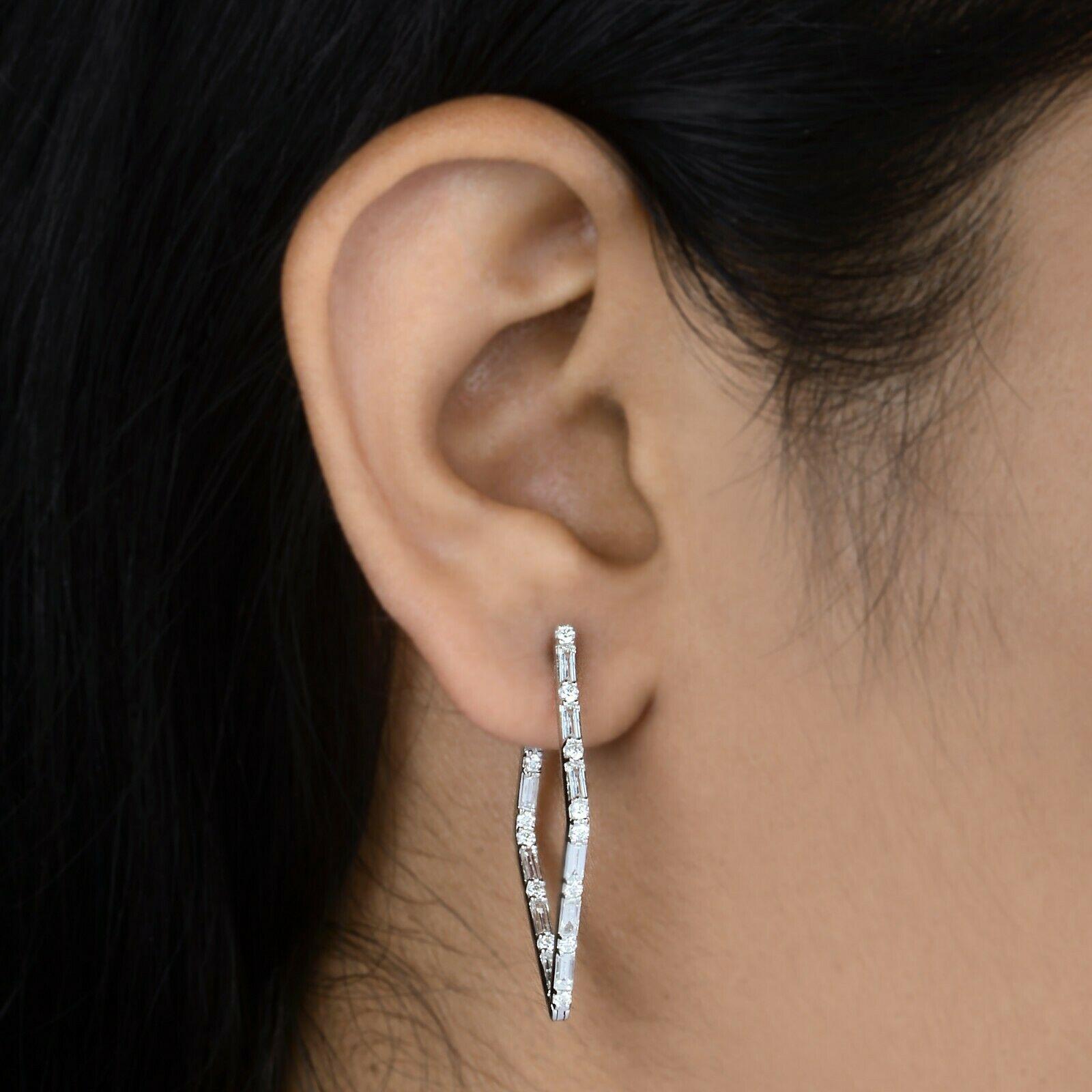 Realizzati in oro a 14 carati, questi splendidi orecchini sono incastonati a mano con 1,60 carati di diamanti scintillanti. 

SEGUITE la vetrina di MEGHNA JEWELS per vedere le ultime collezioni e i pezzi esclusivi. Meghna Jewels è orgogliosamente
