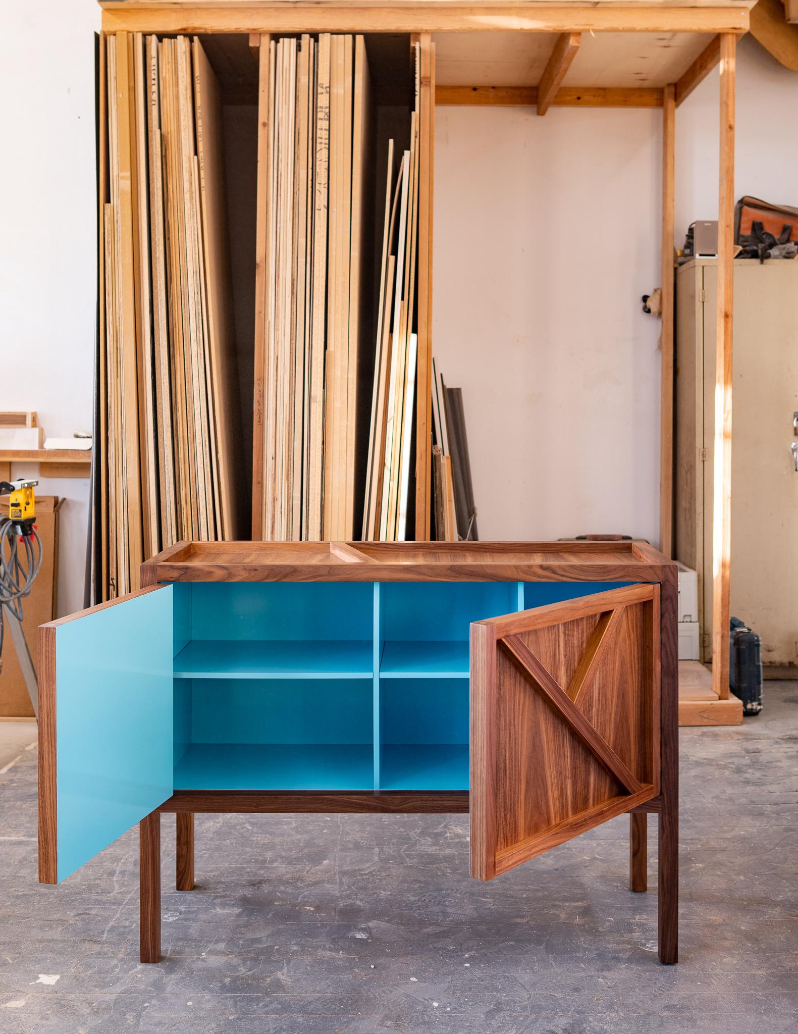 Bois Buffet à tiroirs : Inside-Out Corto, intérieur laqué bleu noyer, EN STOCK MAINTENANT en vente