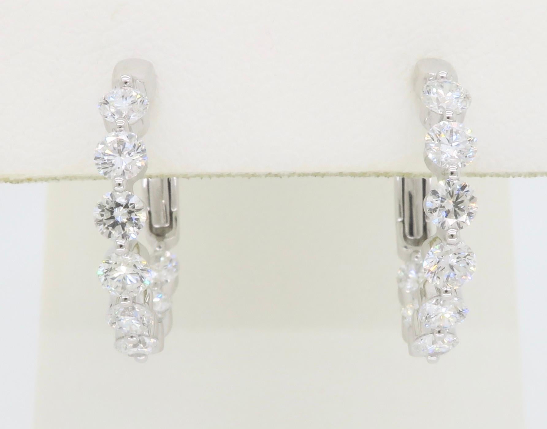 Klassische, nach innen gerichtete Diamantohrringe aus 14 Karat Weißgold. 

Karatgewicht der Diamanten insgesamt: 1,49CTW
Diamant-Schliff: Runder Brillantschliff 
Klarheit: Durchschnittlich VS-SI
Farbe: Durchschnittlich  F-H
Metall: 14k