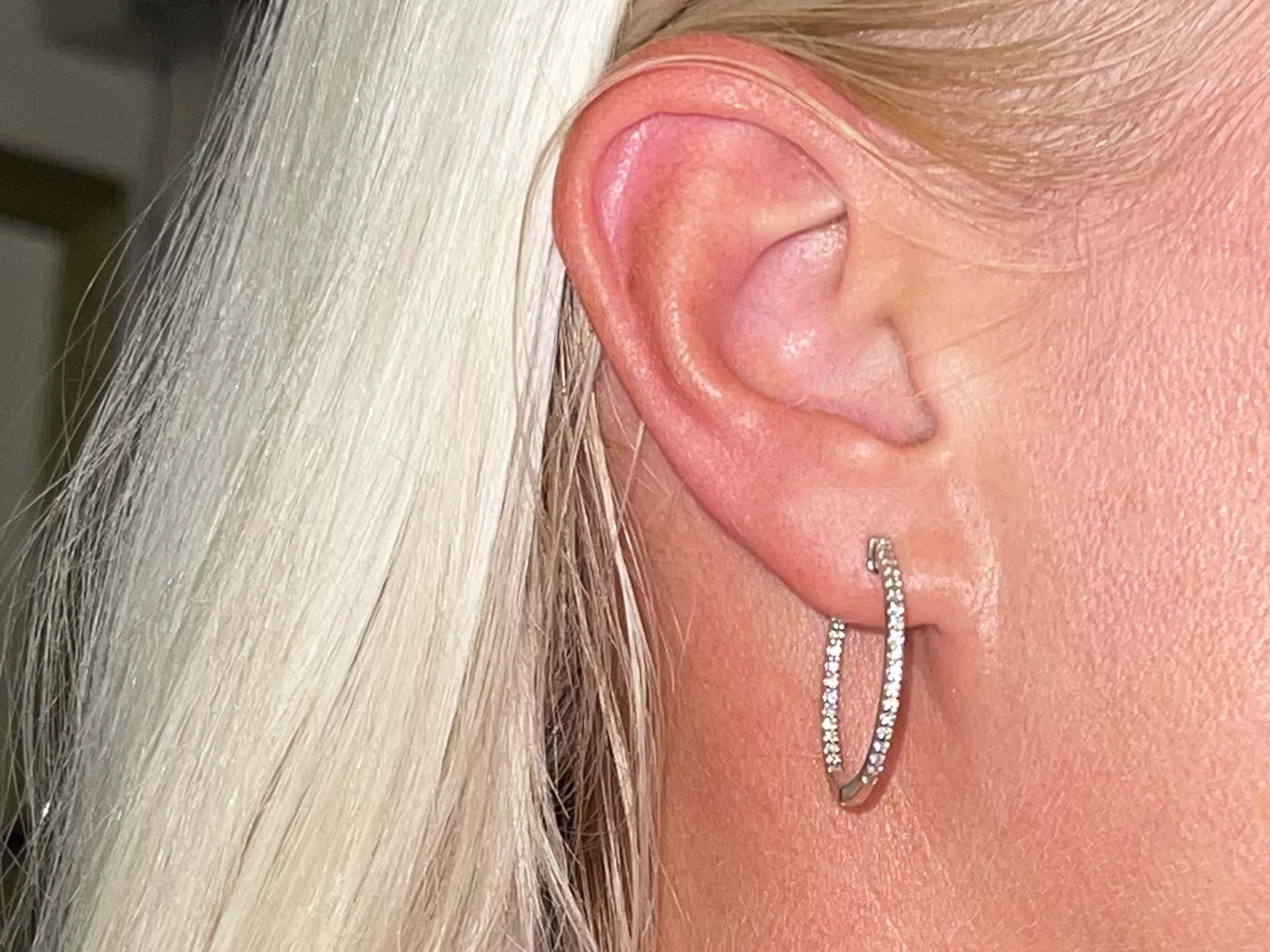 Pour les cercles les plus éblouissants, ne cherchez pas plus loin que les boucles d'oreilles à diamants intérieurs. Les boucles d'oreilles avec un design intérieur-extérieur présentent une exposition totale à la lumière des diamants qui tapissent