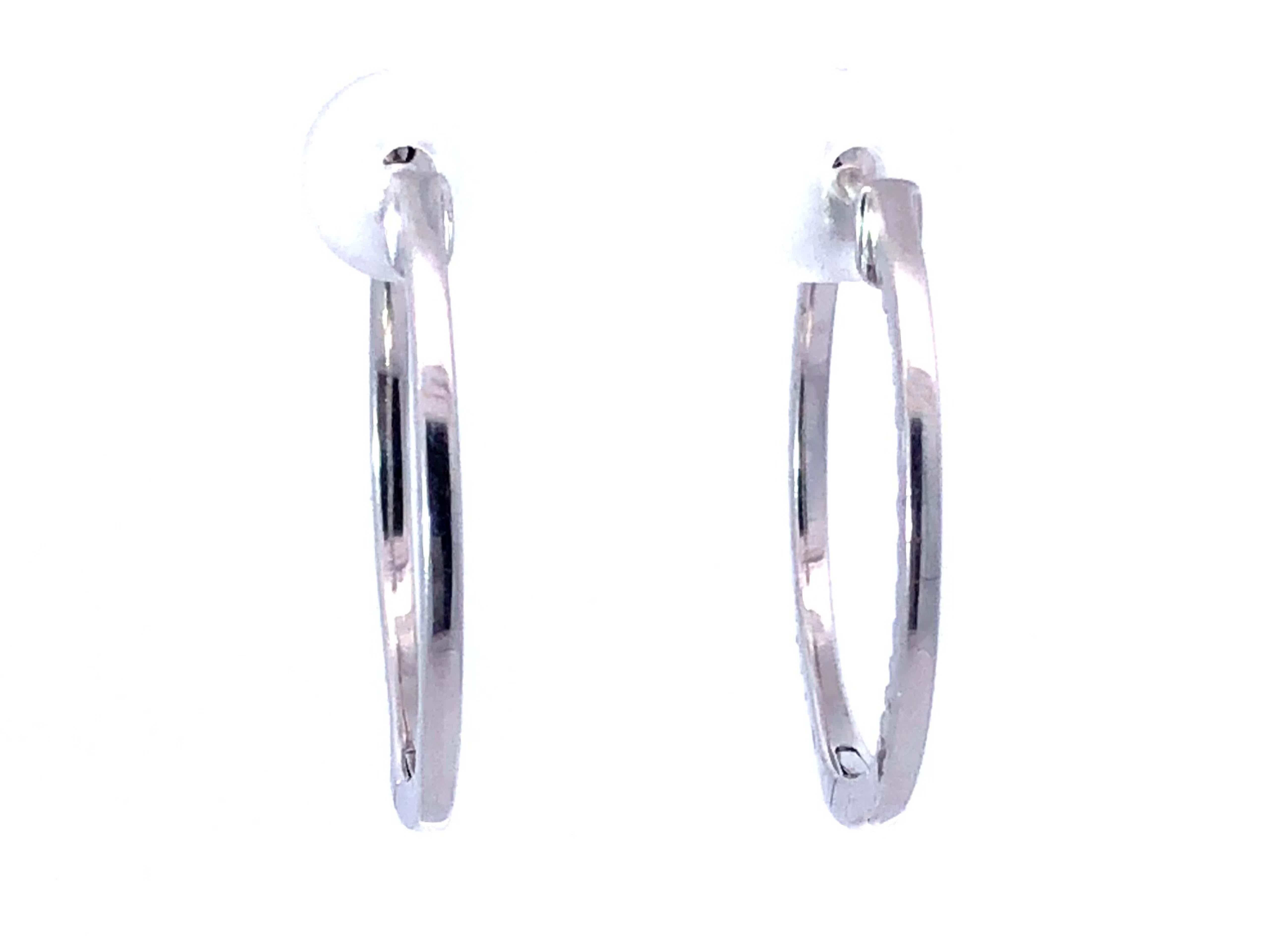 Moderne Boucles d'oreilles Inside Out en or blanc 18 carats avec diamants en vente