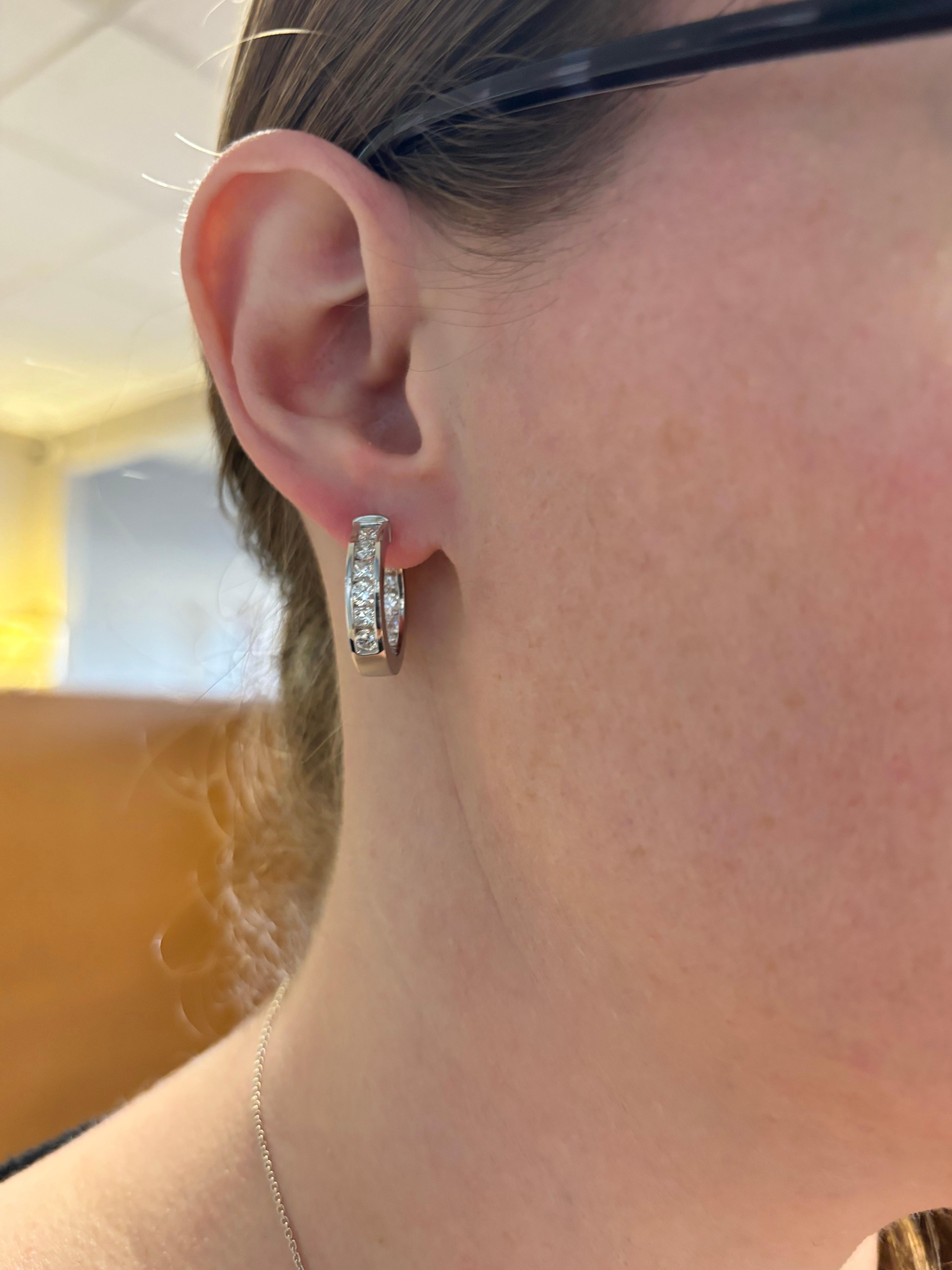 Schönes Paar von innen heraus Erde abgebaut Diamant Reif Ohrringe mit runden Brillantschliff & Prinzessin geschnitten Diamanten gemacht. 

Diamant Karat Gewicht: 3.70CTW
Diamant-Schliff: Diamanten im runden Brillantschliff und im