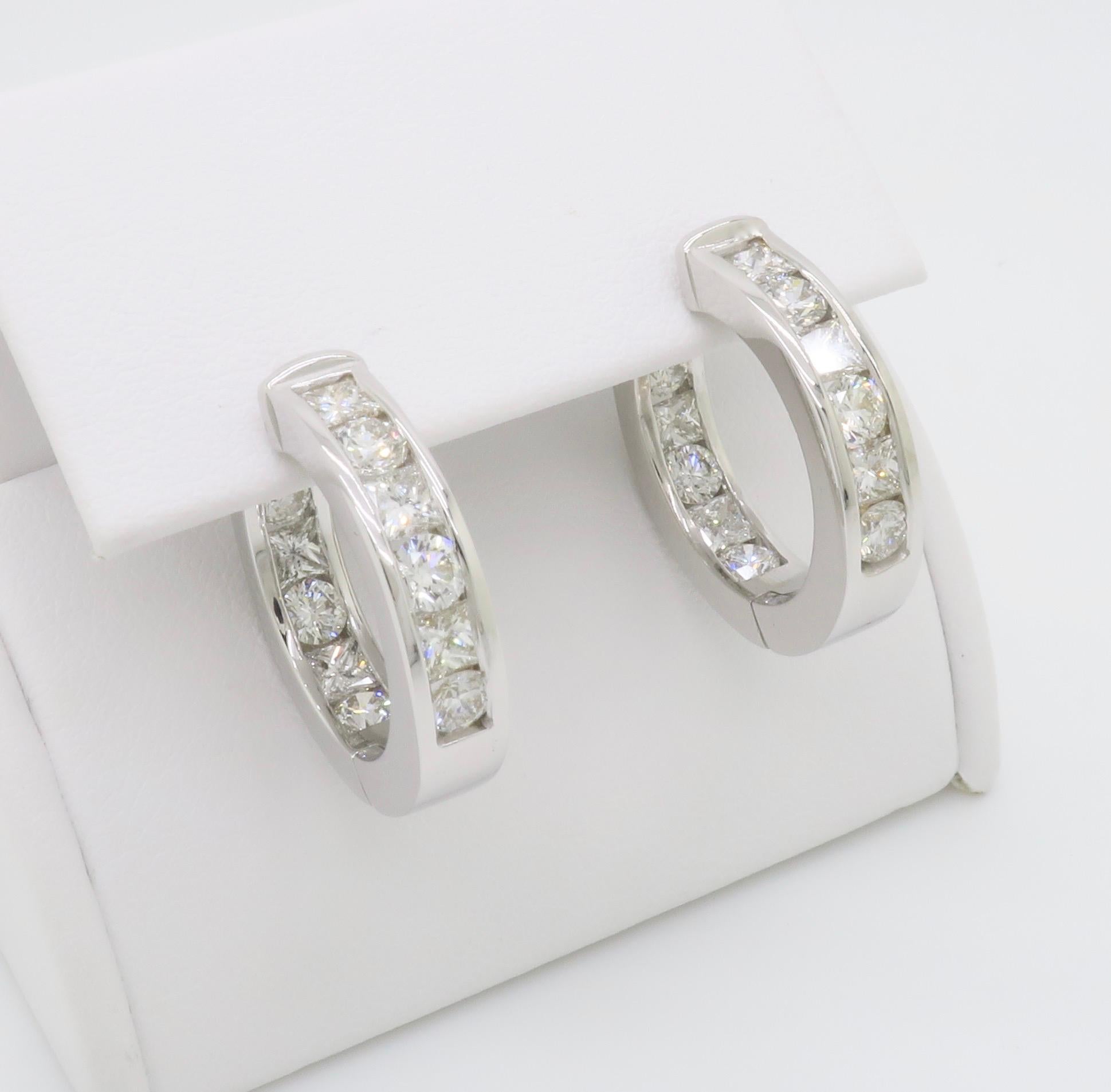 Inside-Out 3,70 Karat Diamant-Creolen mit runden Diamanten im Prinzessinnenschliff Damen im Angebot