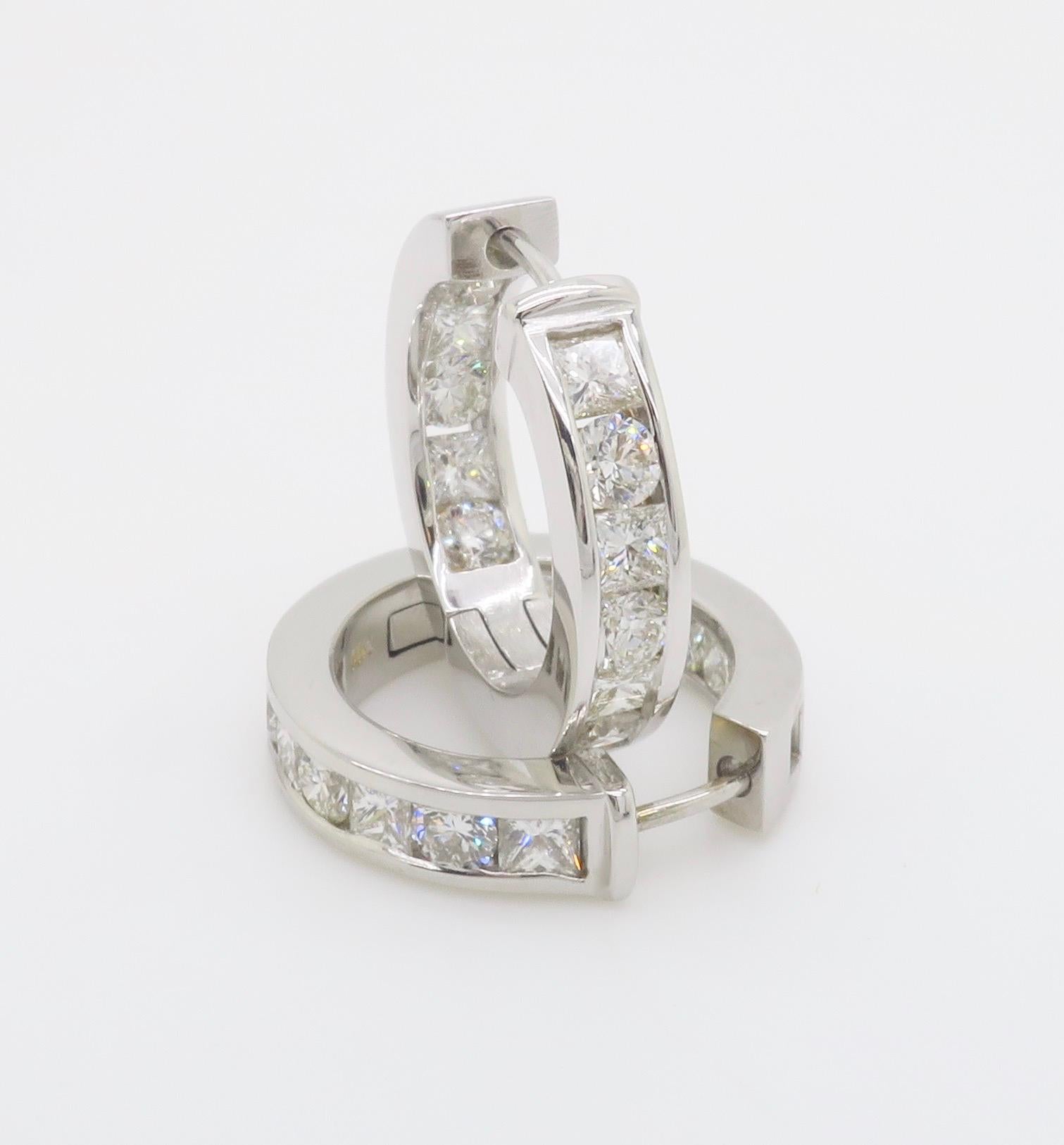 Inside-Out 3,70 Karat Diamant-Creolen mit runden Diamanten im Prinzessinnenschliff im Angebot 2