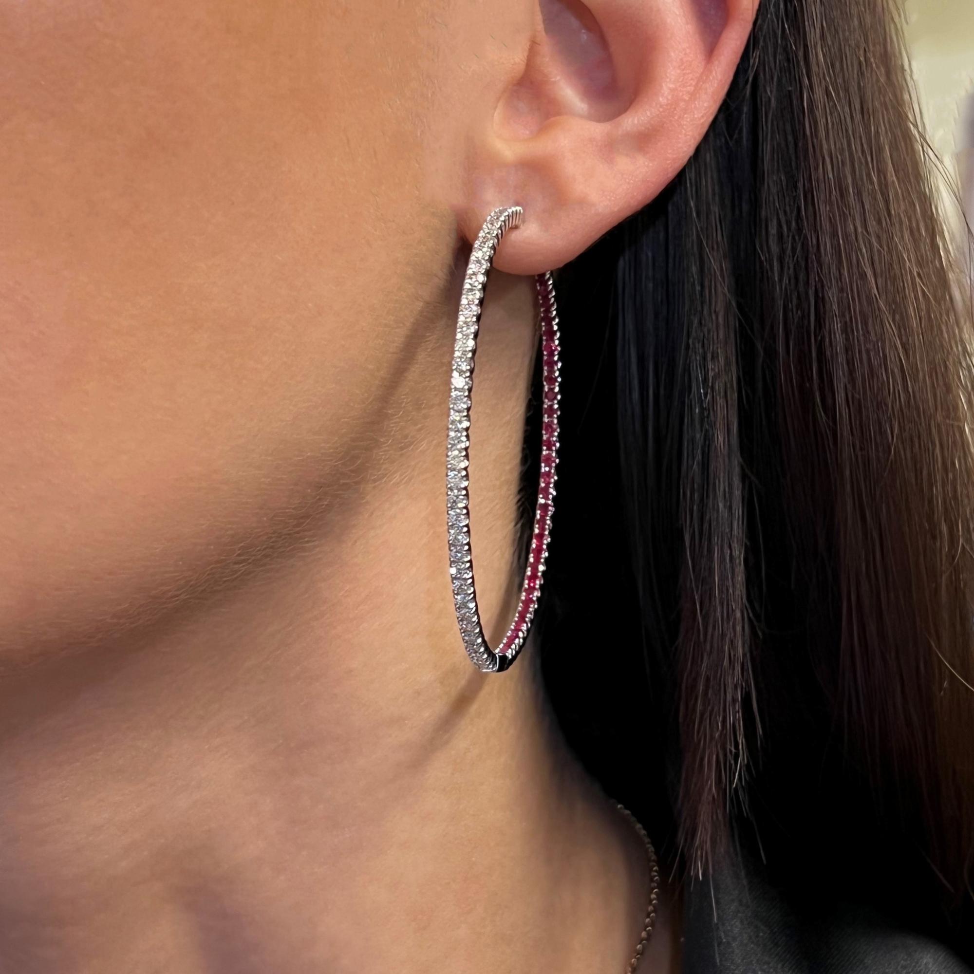 Taille ronde Boucles d'oreilles Inside Out Diamant Rouge Rubis 2.30cts Or blanc 14K en vente