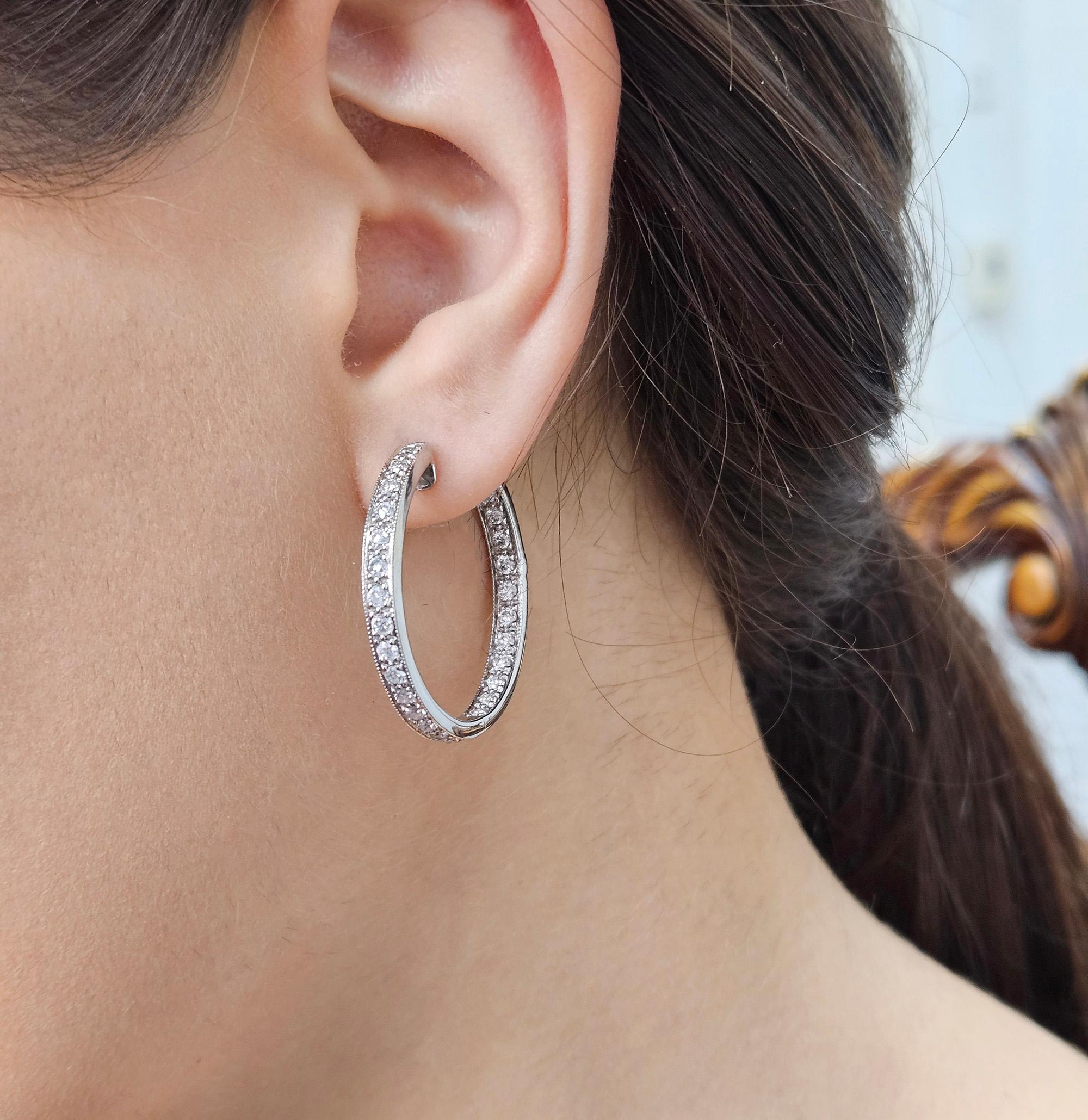Boucles d'oreilles de 30 mm en or blanc 14 carats avec diamants ronds pavés de 3,0 ctw Pour femmes en vente