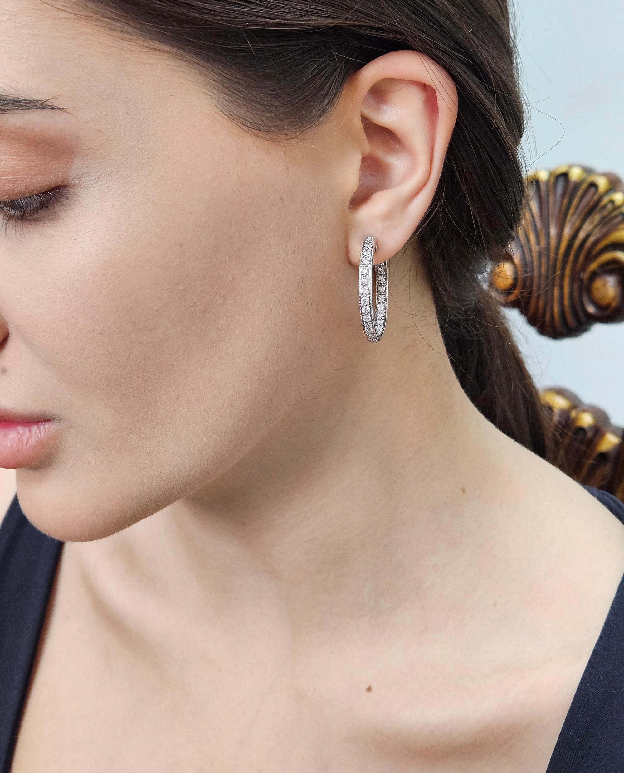 Boucles d'oreilles de 30 mm en or blanc 14 carats avec diamants ronds pavés de 3,0 ctw en vente 1