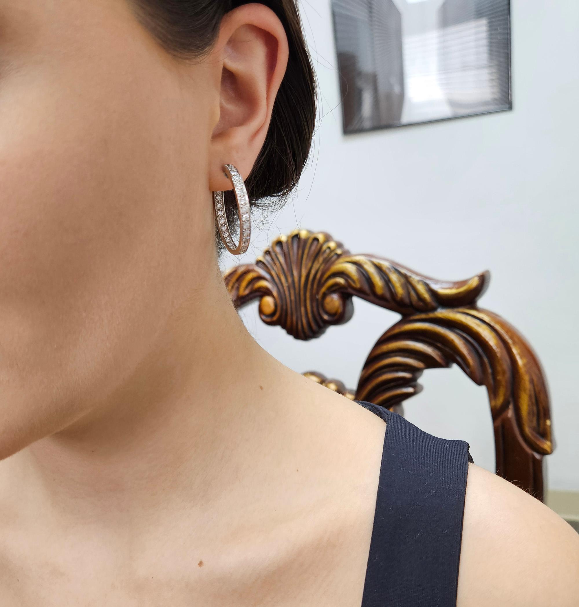 Boucles d'oreilles de 30 mm en or blanc 14 carats avec diamants ronds pavés de 3,0 ctw en vente 10