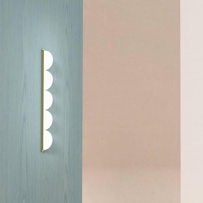 Lámpara de pared Inside Out Half Circles de Atelier Areti
Dimensiones: P 3 x An 13 x Al 102,5 cm.
Materiales: Latón cepillado, acrílico blanco.

Disponible en latón, negro, blanco, níquel o color. Póngase en contacto con nosotros.

Todas nuestras