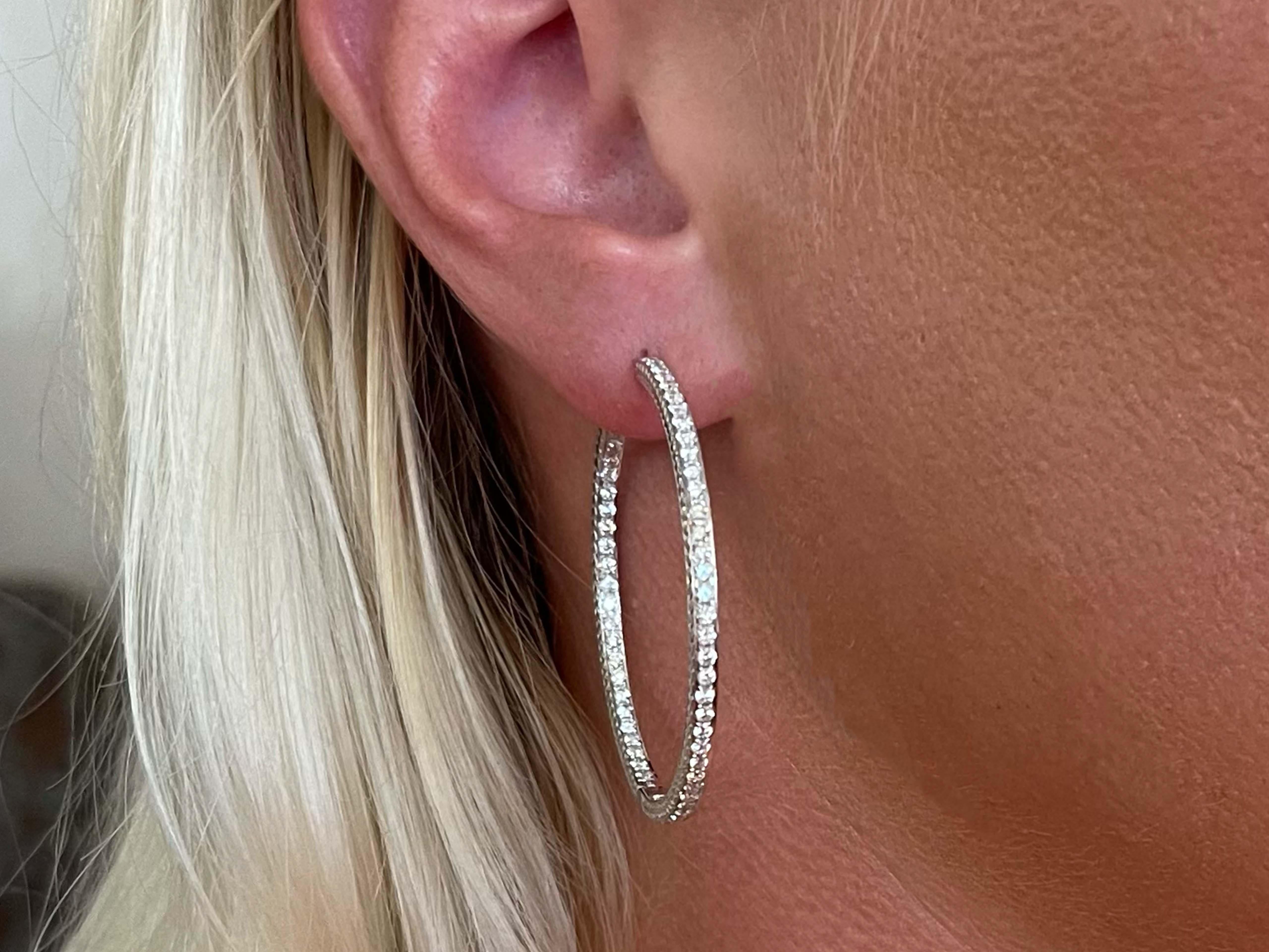 Earrings Specifications:

Style: Inside Out Diamond Hoop Earrings

Metal: 18k White Gold

Total Weight: 12.3 Grams

Measurements: 1.75