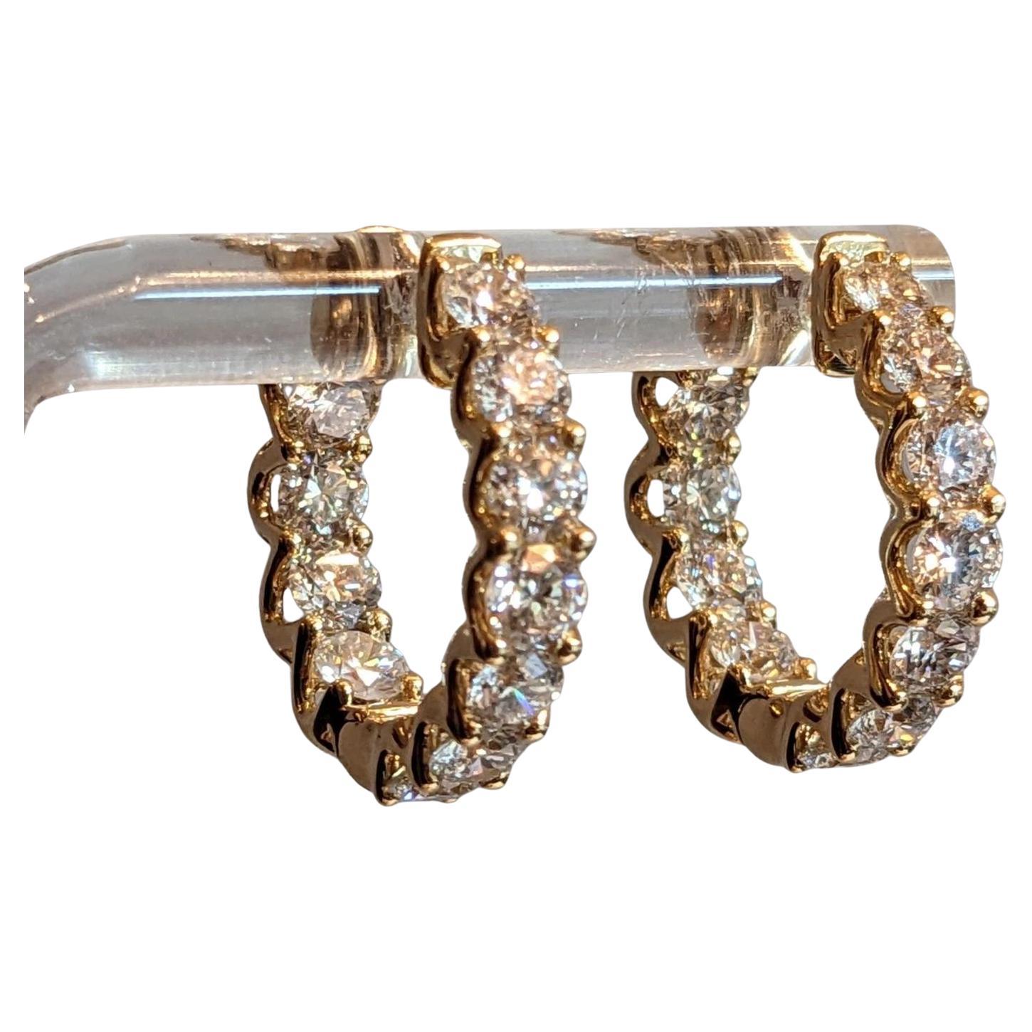 Inside Out Hoop Earrings, 3.37cttw Round Diamond in 18k Yellow Gold in vendita