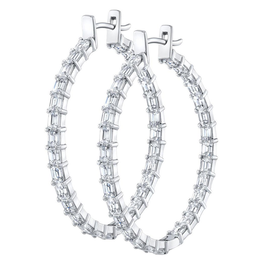Pendientes de aro Inside Out con diamantes esmeralda.  D6.12ct.t.w. en venta