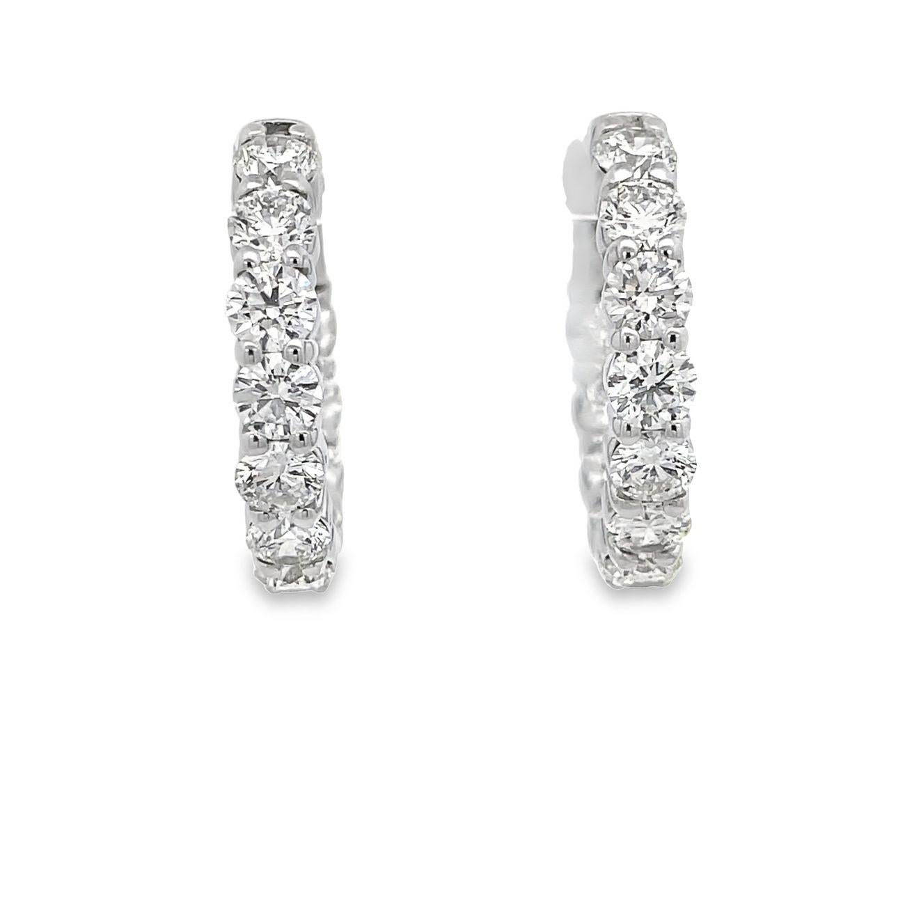 Donna Orecchini a cerchio Inside Out con diamanti rotondi. D5,69ct.t.w. in vendita