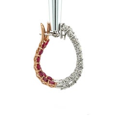 Runde Diamant- und Rubin-Ohrringe mit geschwungenen Creolen aus 18K Gold