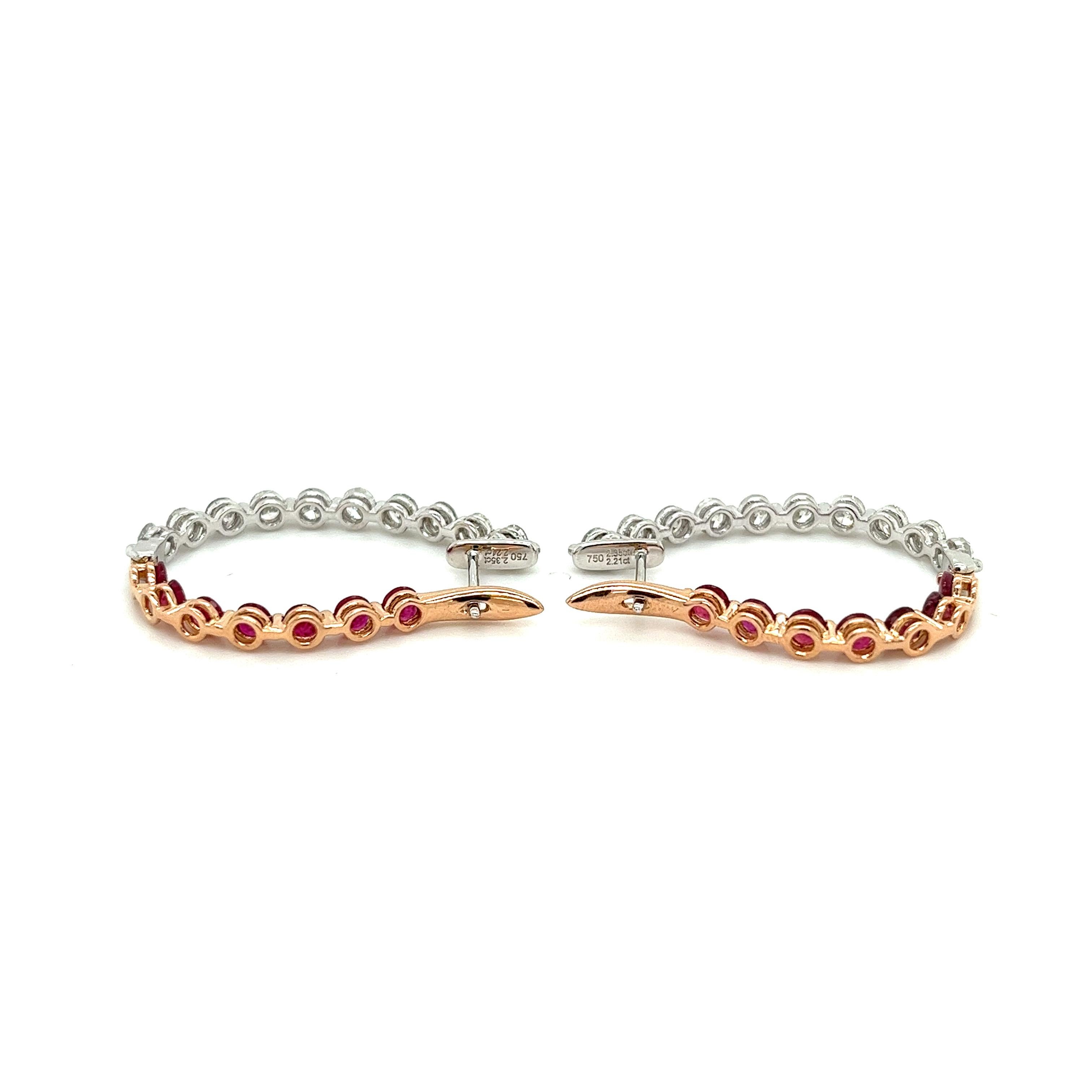 Donna Orecchini a cerchio con diamanti tondi e rubini curvi Inside Out in oro 18 carati in vendita