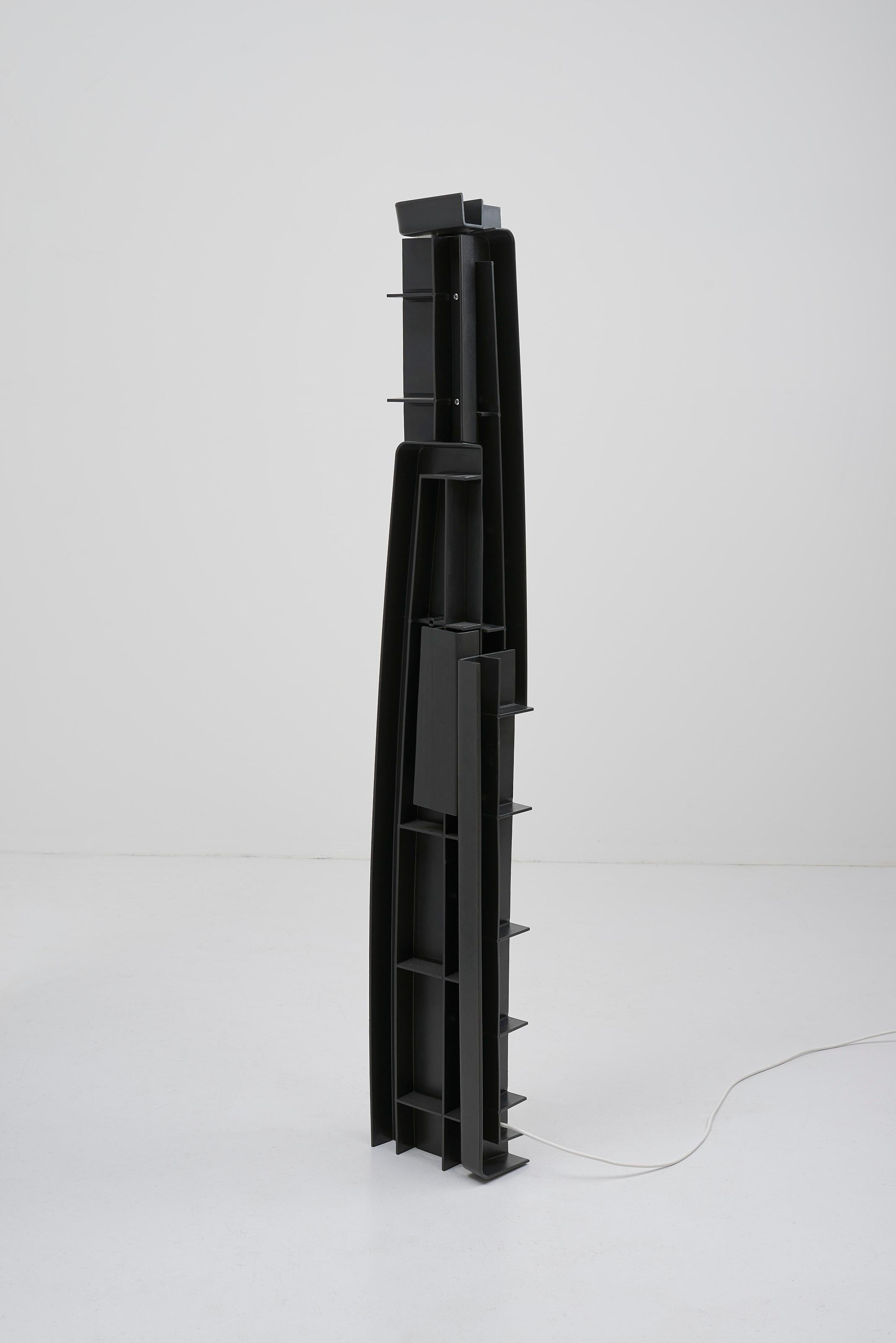 Tower-Lampe von innen nach außen – Dunkle Auflage – Pierre Castignola (Niederländisch) im Angebot