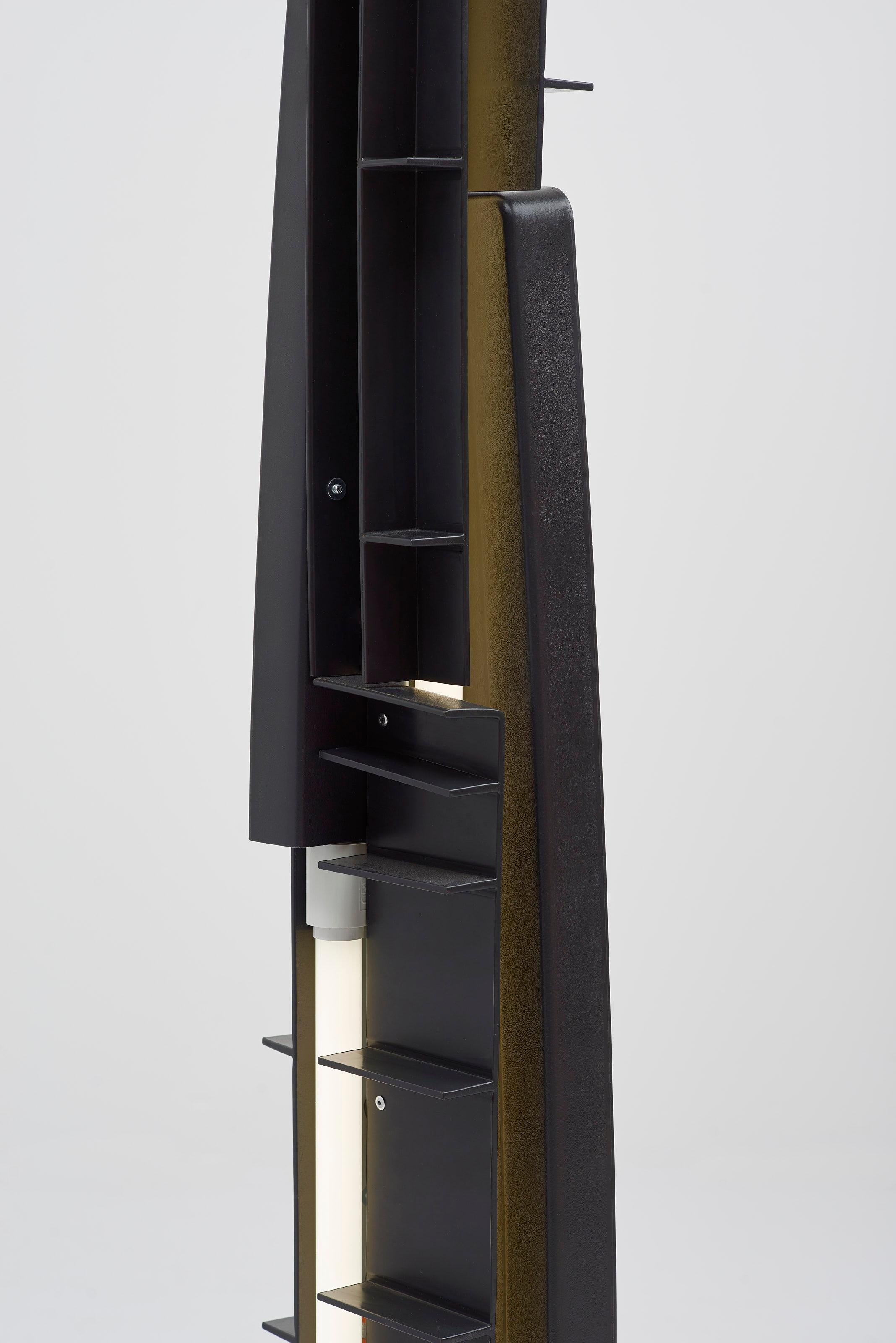 Tower-Lampe von innen nach außen – Dunkle Auflage – Pierre Castignola (Découpage) im Angebot