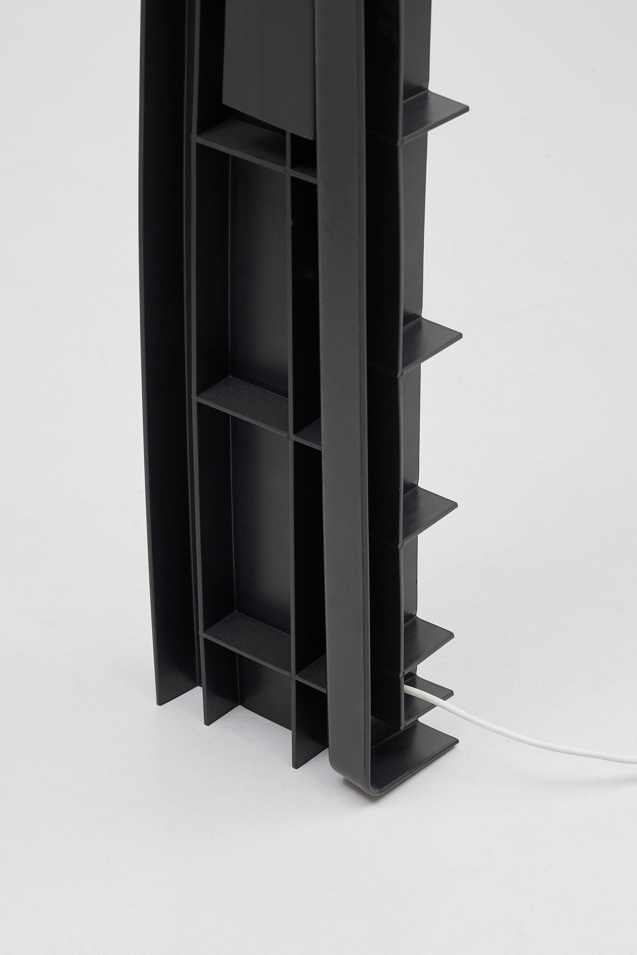 Tower-Lampe von innen nach außen – Dunkle Auflage – Pierre Castignola (21. Jahrhundert und zeitgenössisch) im Angebot