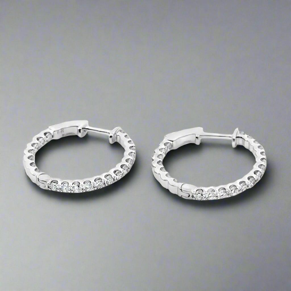 Un seul disponible

Description :

Ces boucles d'oreilles à diamant intérieur/extérieur allient élégance intemporelle et savoir-faire exceptionnel. Dotés de diamants naturels sertis sur les surfaces intérieures et extérieures, ils offrent un éclat