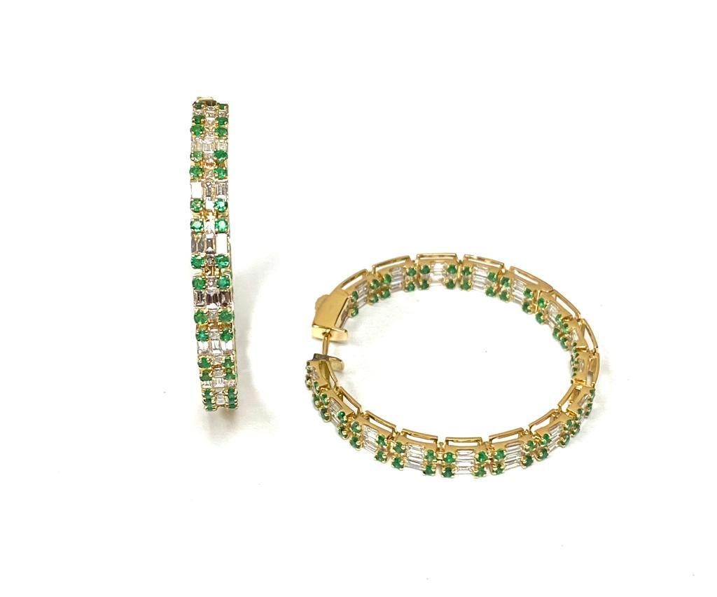 Goshwara Inside-Outside  Emerald and Diamond Hoop Earrings In New Condition For Sale In New York, NY
