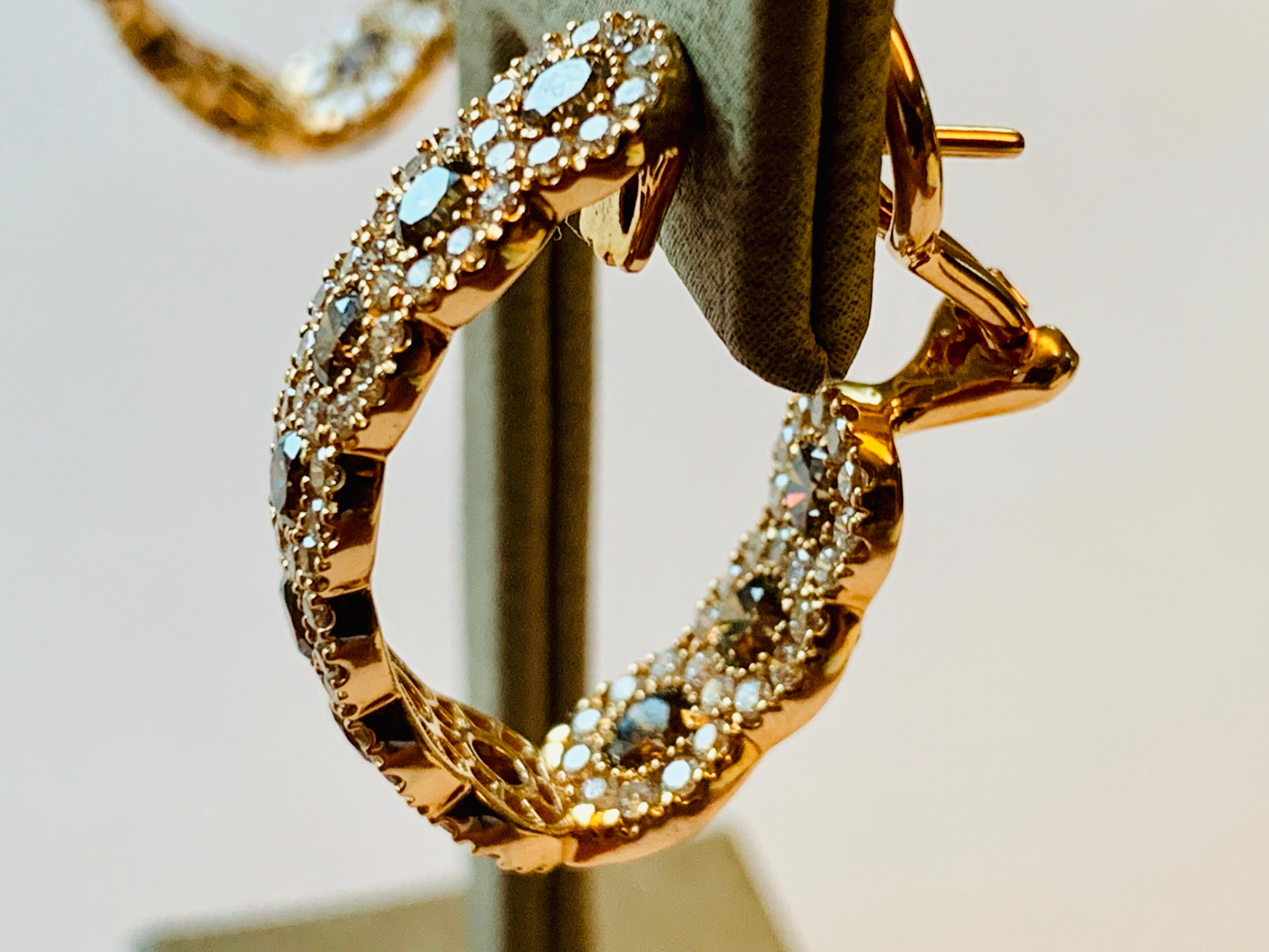Contemporain Créoles rondes en or 18 carats avec diamants blancs et champagne à l'intérieur et à l'extérieur en vente