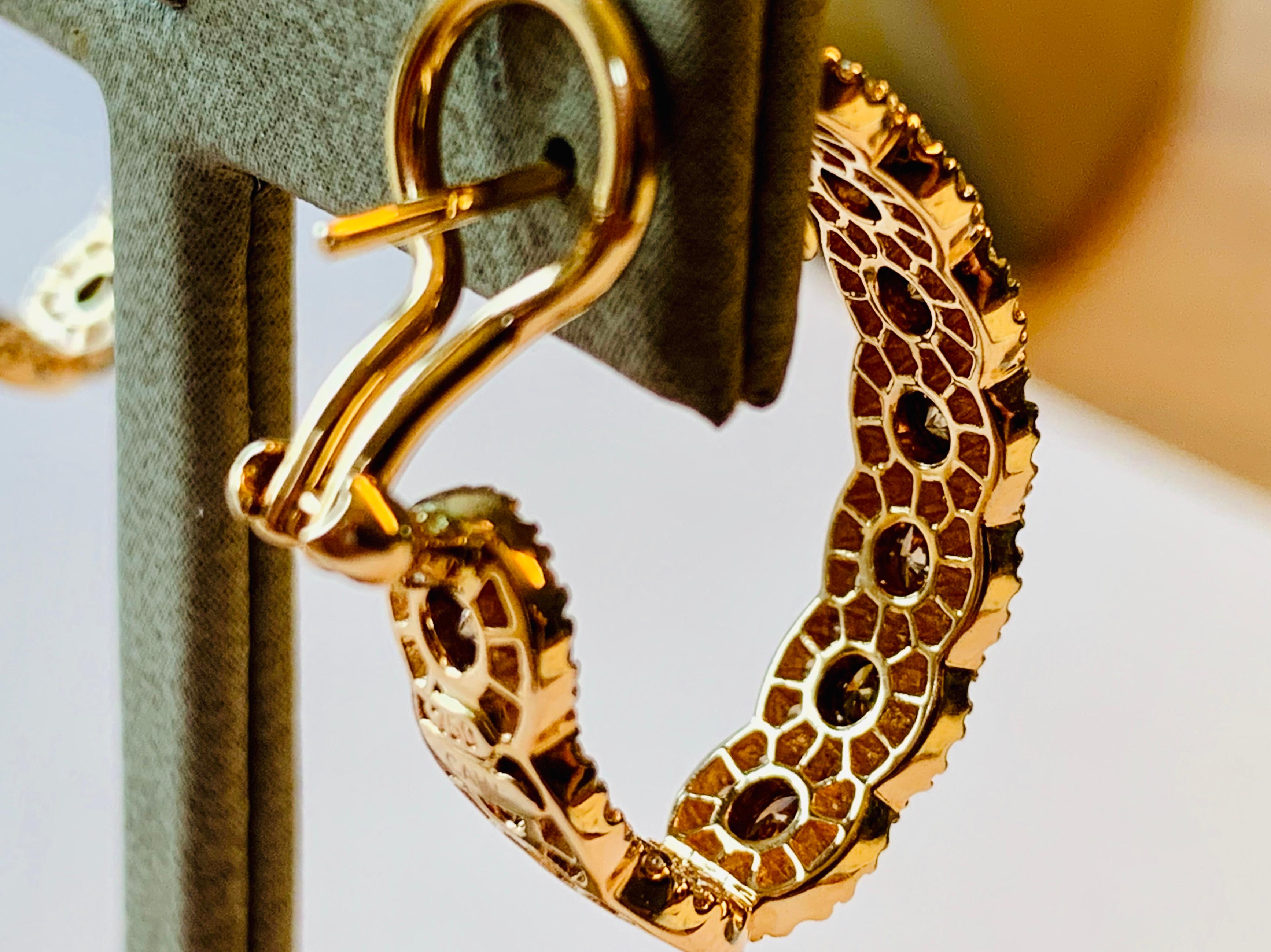 Inside/Outside Round 18 Karat Gold Champagne and White Diamond Hoop Earrings In New Condition For Sale In Zurich, Zollstrasse