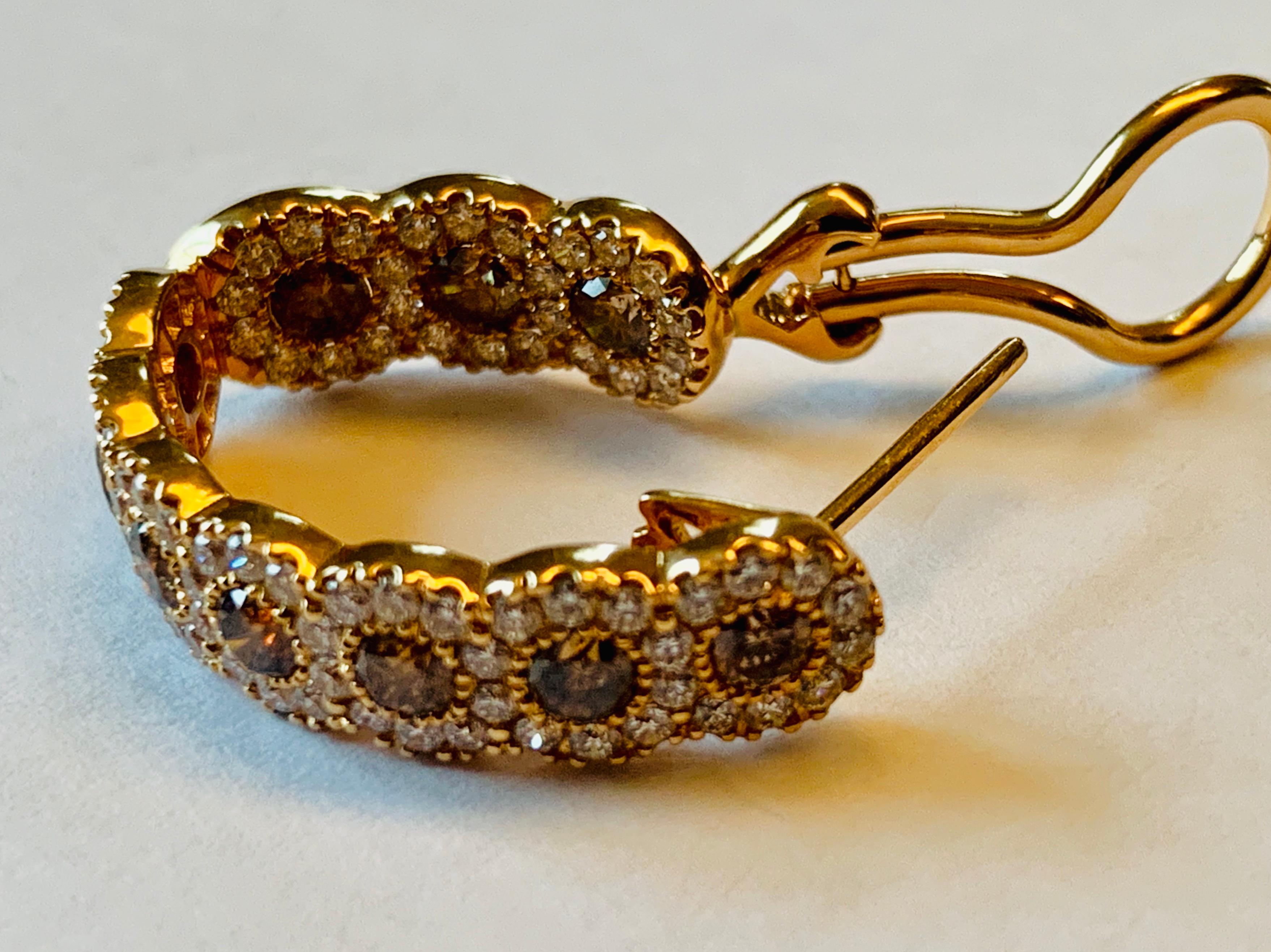 Créoles rondes en or 18 carats avec diamants blancs et champagne à l'intérieur et à l'extérieur Pour femmes en vente