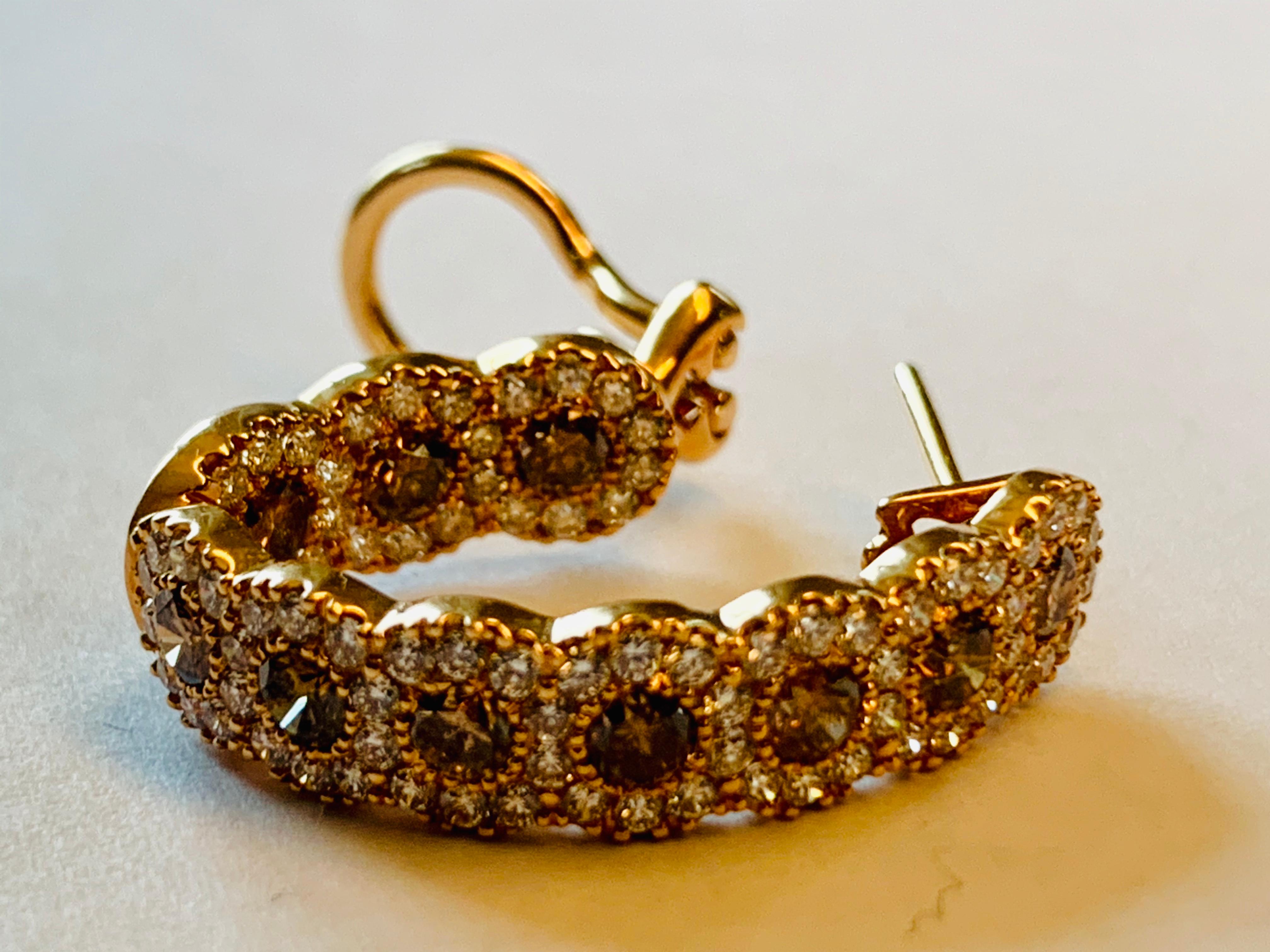 Créoles rondes en or 18 carats avec diamants blancs et champagne à l'intérieur et à l'extérieur en vente 3