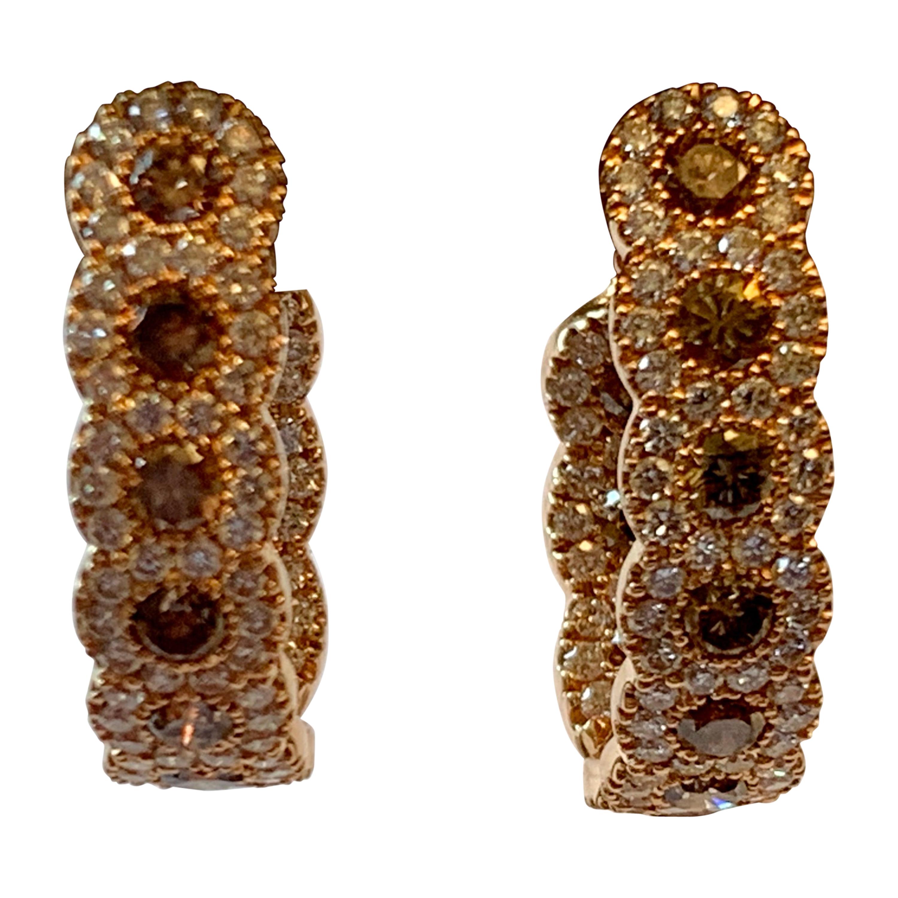 Créoles rondes en or 18 carats avec diamants blancs et champagne à l'intérieur et à l'extérieur en vente