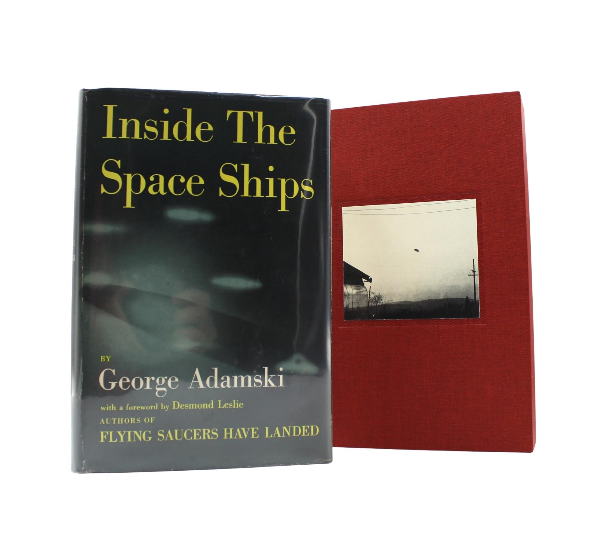 Adamski, George. A l'intérieur des vaisseaux spatiaux. New York : Abelard-Schuman, 1955. Première édition signée, troisième impression. Jaquette originale. Présenté dans un étui personnalisé.

Sommes-nous seuls dans l'univers ? Cette question