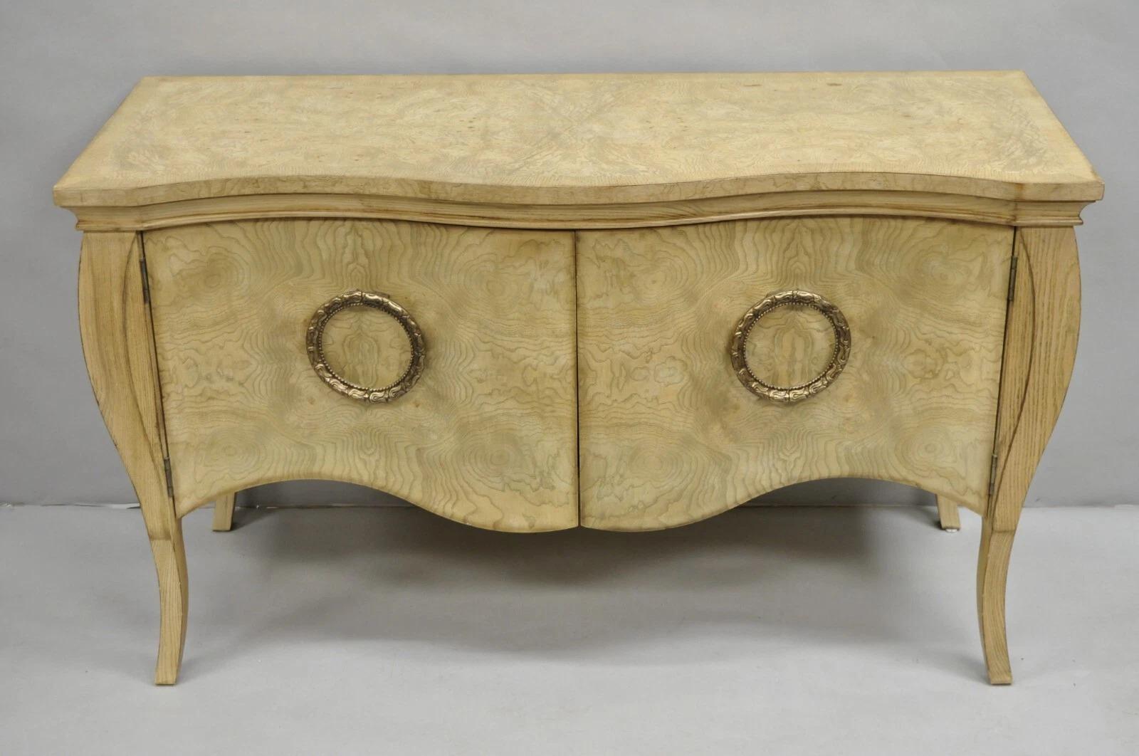Insignia Drexel Heritage Italian Provincial Burl Holz 2 Tür Bombe Kabinett Kommode. Der Artikel verfügt über 2 schwalbenschwanzförmige Innenschubladen, ein originales Label und hochwertige amerikanische Handwerkskunst. CIRCA Spätes 20. Jahrhundert.