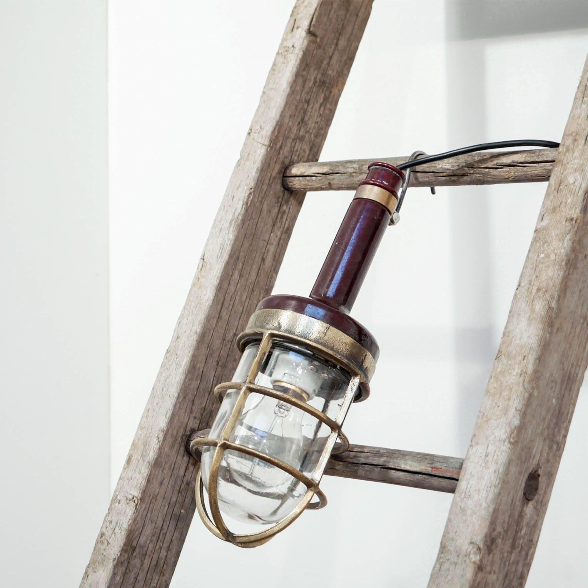 Japonais Lampe d'inspection avec bakélite rouge et laiton, circa 1950 en vente