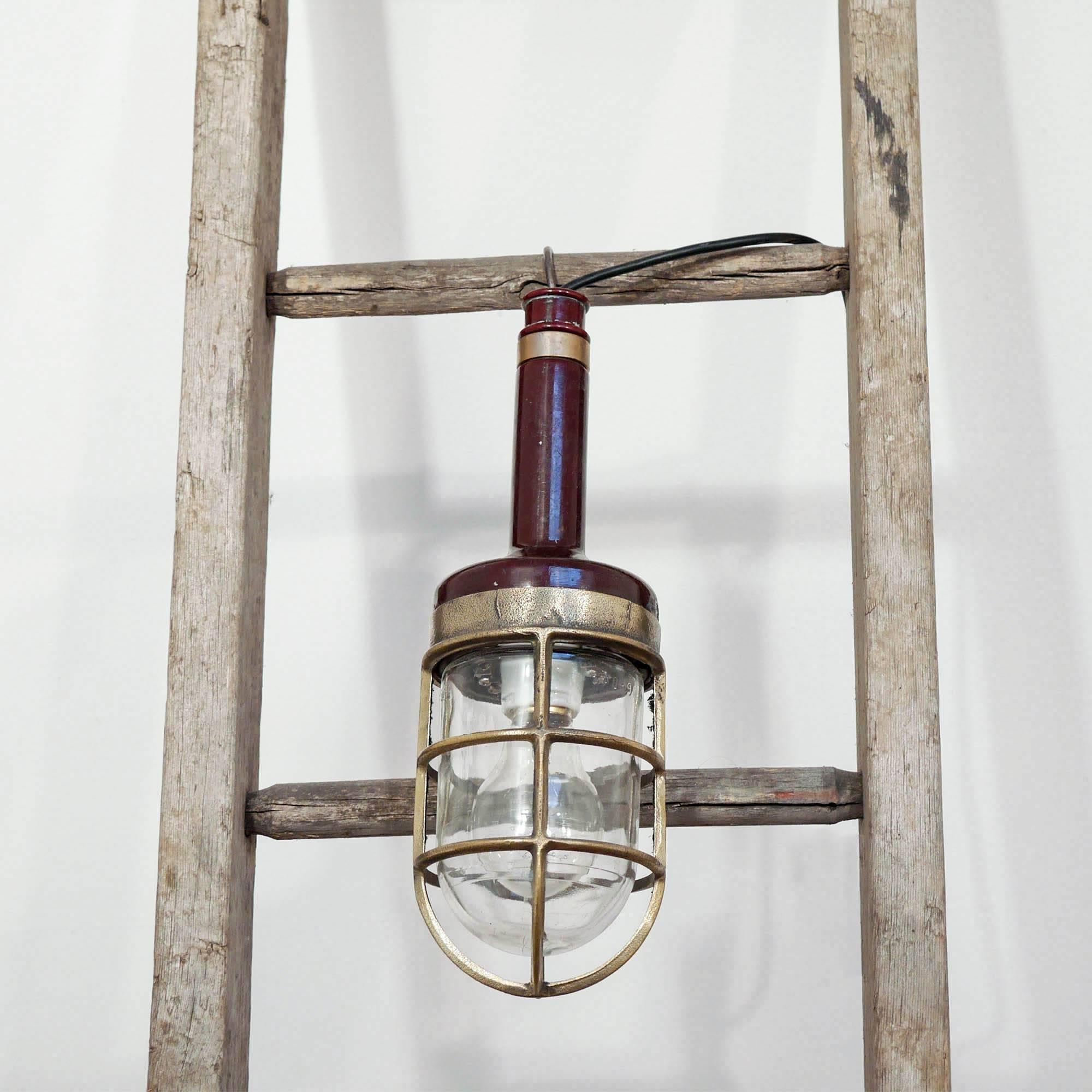 Inspection Lamp with Red Bakelite an Brass, circa 1950 In Good Condition For Sale In Saint Ouen, FR