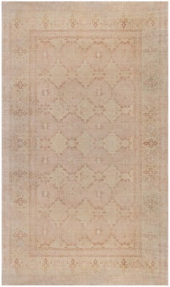 Inspirierter traditioneller Teppich mit Medaillon, taupefarben, „Roselace“ von Doris Leslie Blau