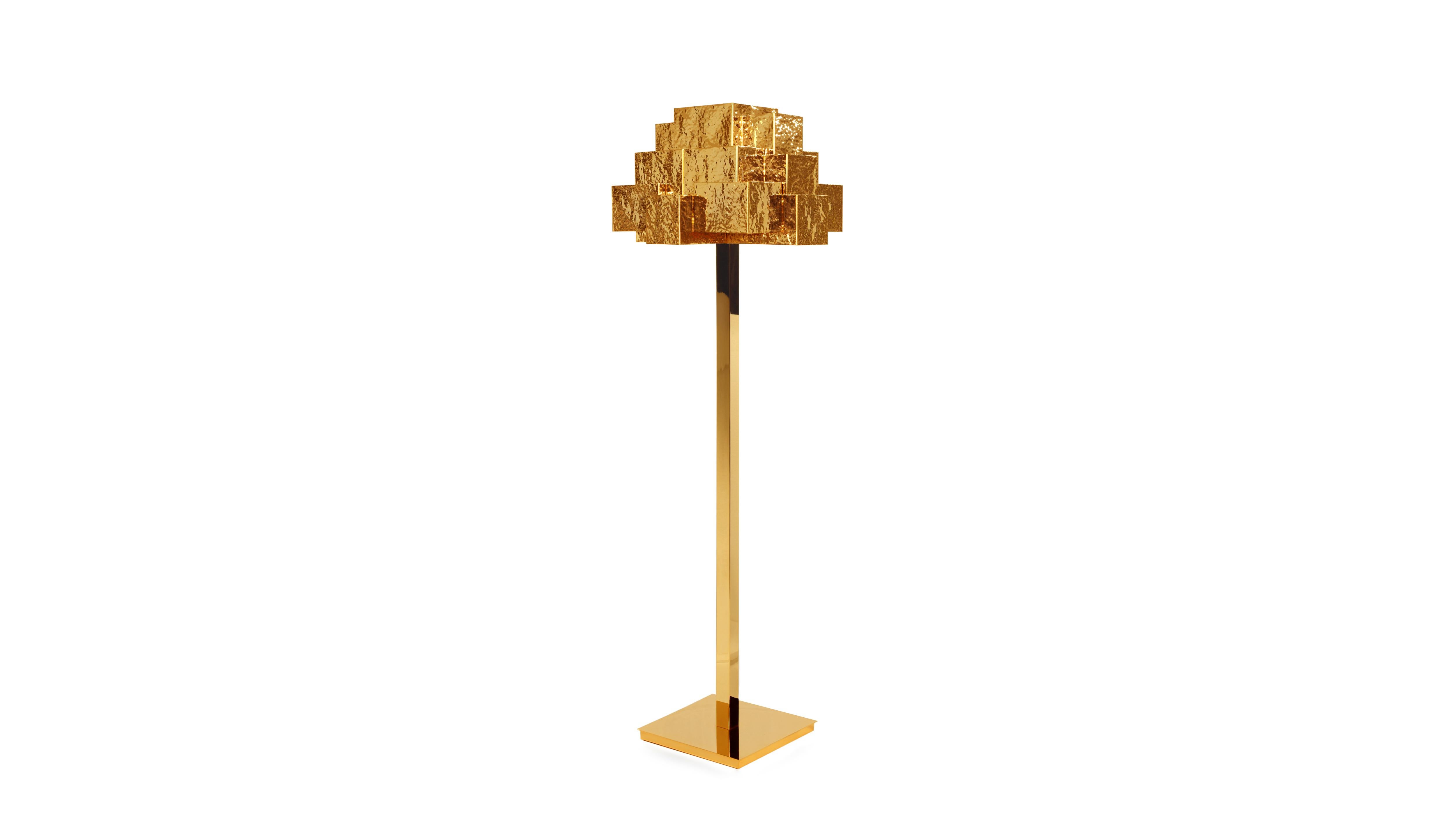 Inspirierende Stehlampe aus gehämmertem, goldenem Messing mit Bäumen von InsidherLand (Postmoderne) im Angebot