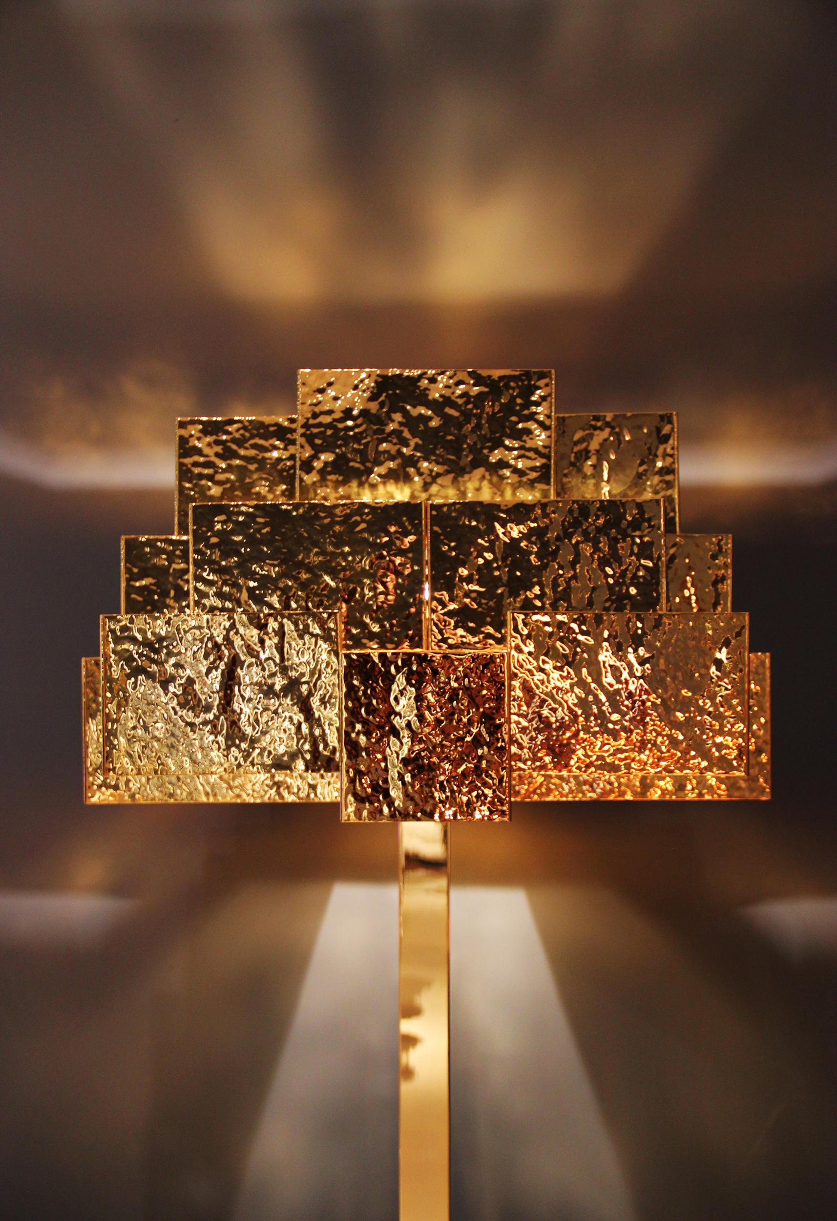 Inspirierende Stehlampe aus gehämmertem, goldenem Messing mit Bäumen von InsidherLand (Sonstiges) im Angebot