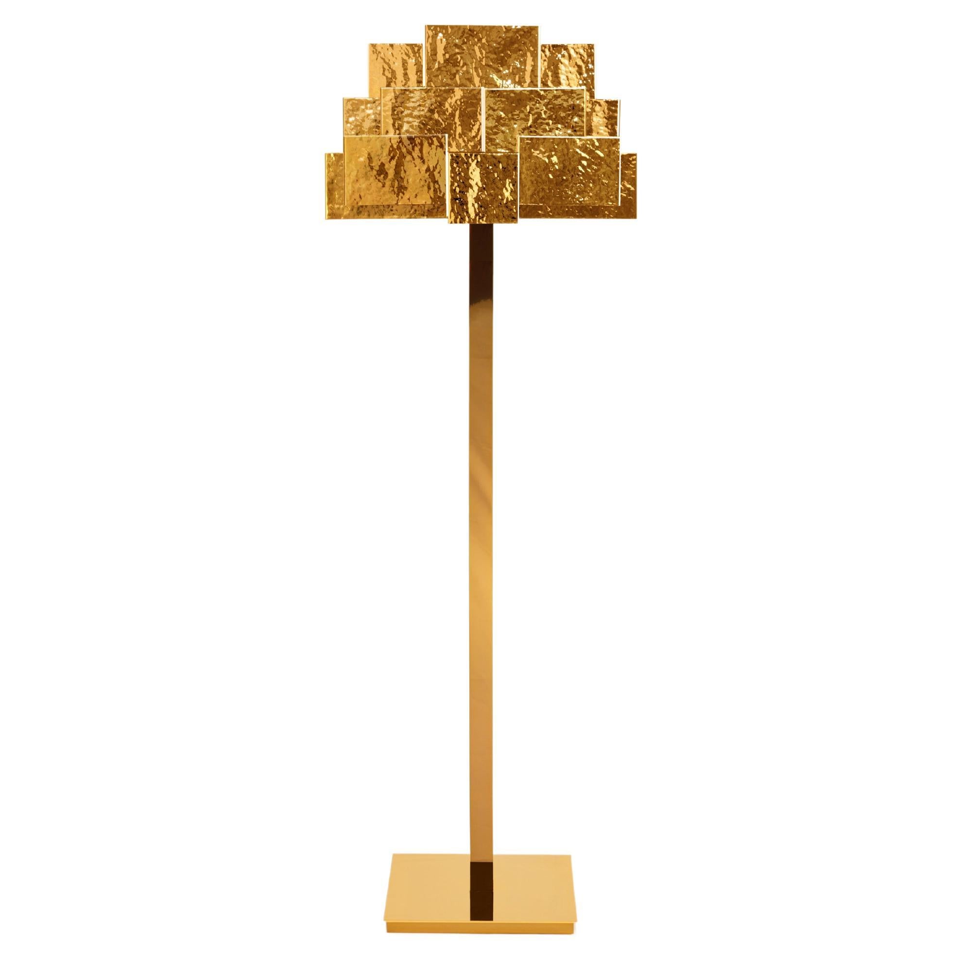 Inspirierende Stehlampe aus gehämmertem, goldenem Messing mit Bäumen von InsidherLand im Angebot