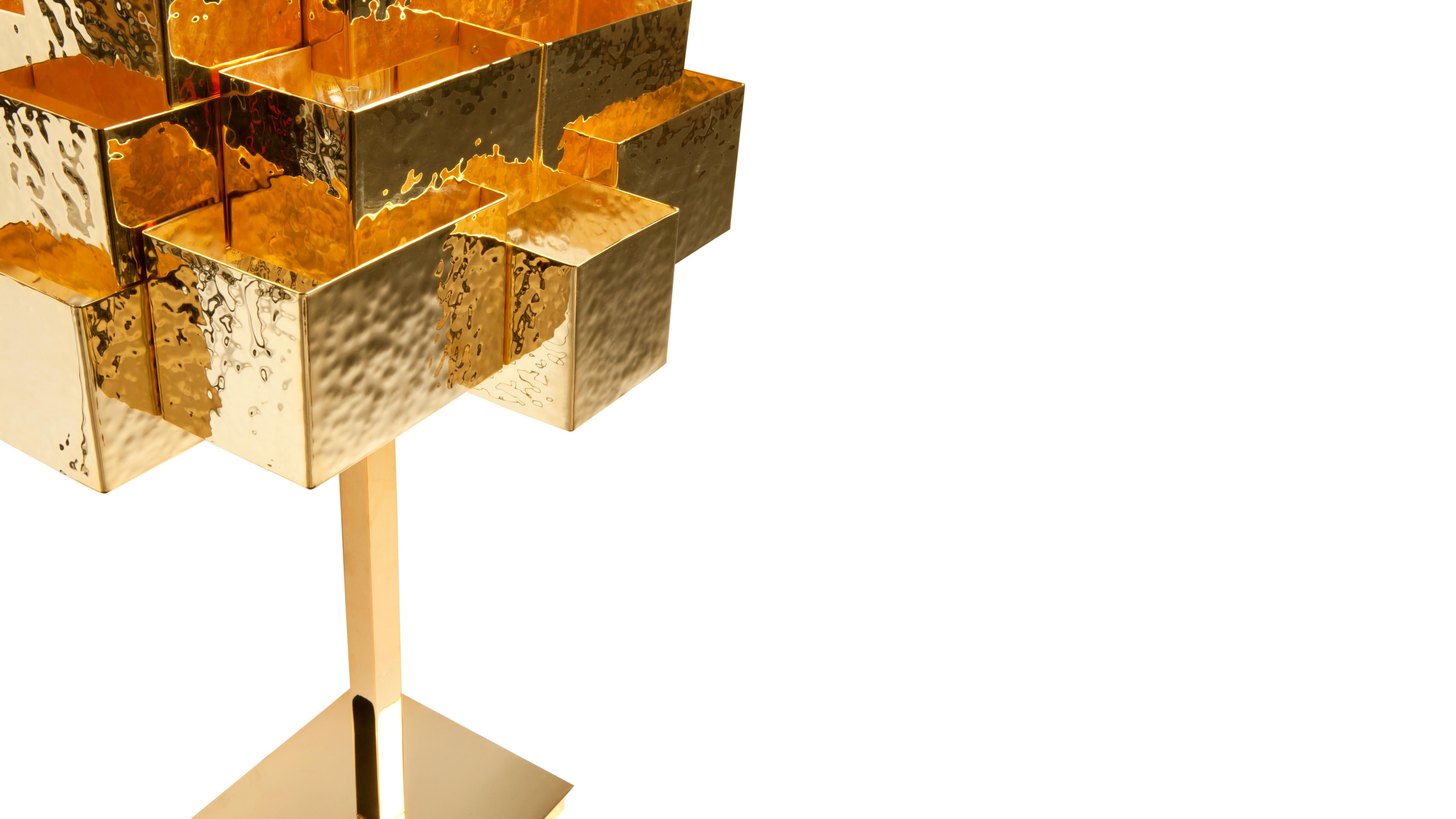 Portugais Inspirante lampe de bureau en laiton doré martelé en forme d'arbres par InsidherLand en vente