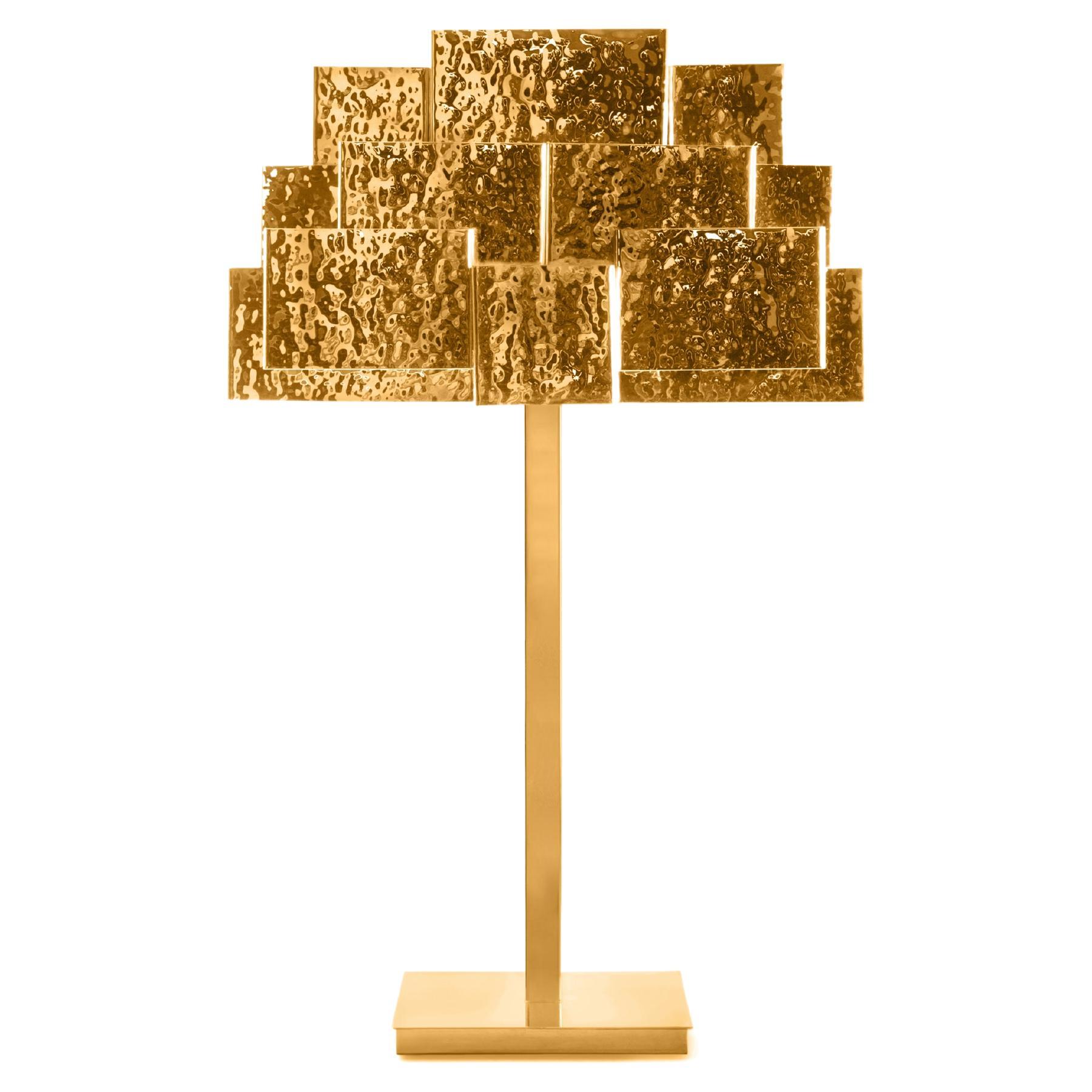 Inspirierende Tischlampe aus gehämmertem, goldenem Messing von InsidherLand mit Bäumen