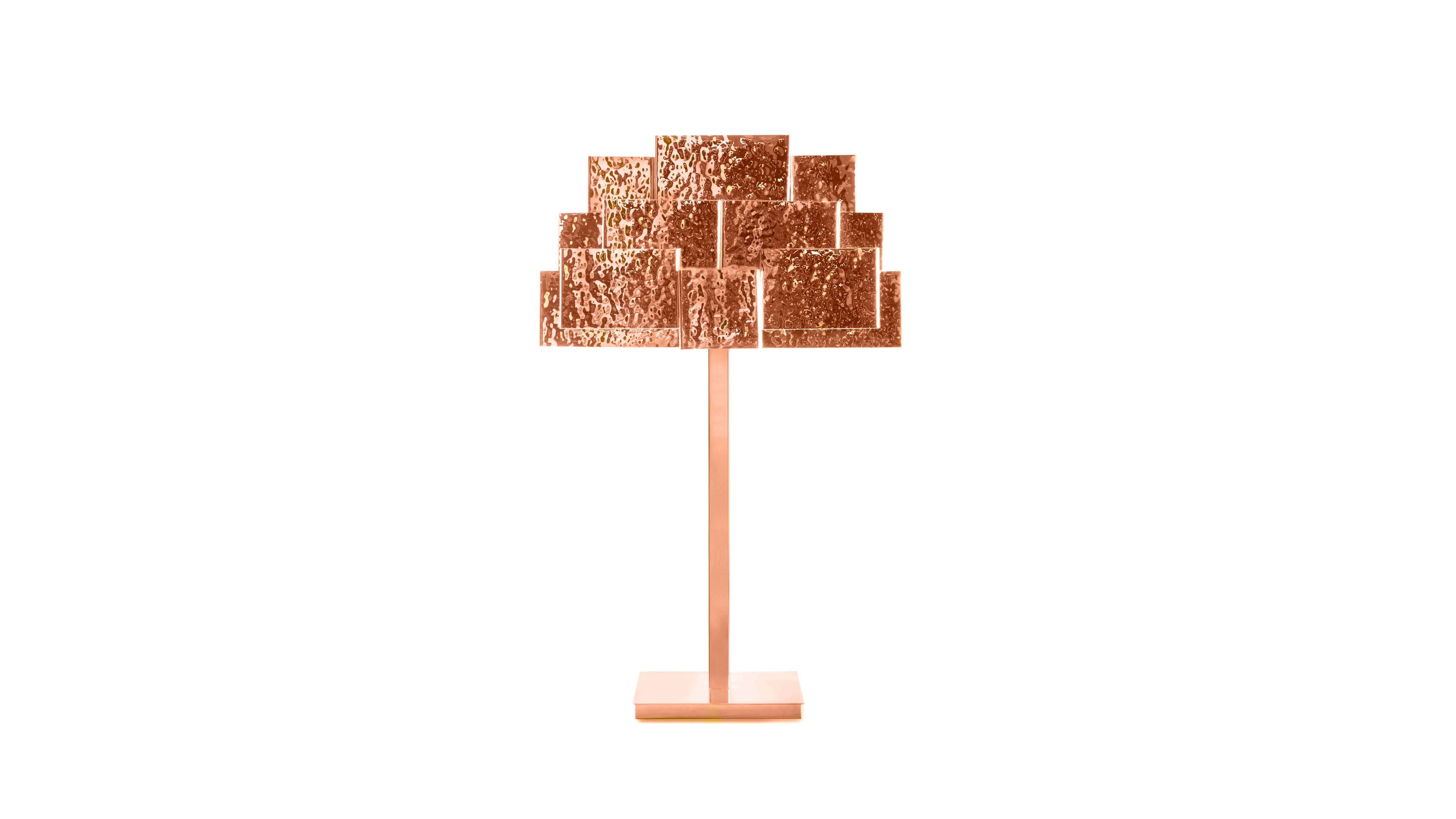 Les arbres inspirants recréent la cime d'un arbre et sont entièrement fabriqués à la main. Les rayons de lumière transpercent le design géométrique d'une manière inattendue, presque éthérée.
Sveltes et apparemment minimes, les arbres inspirants sont