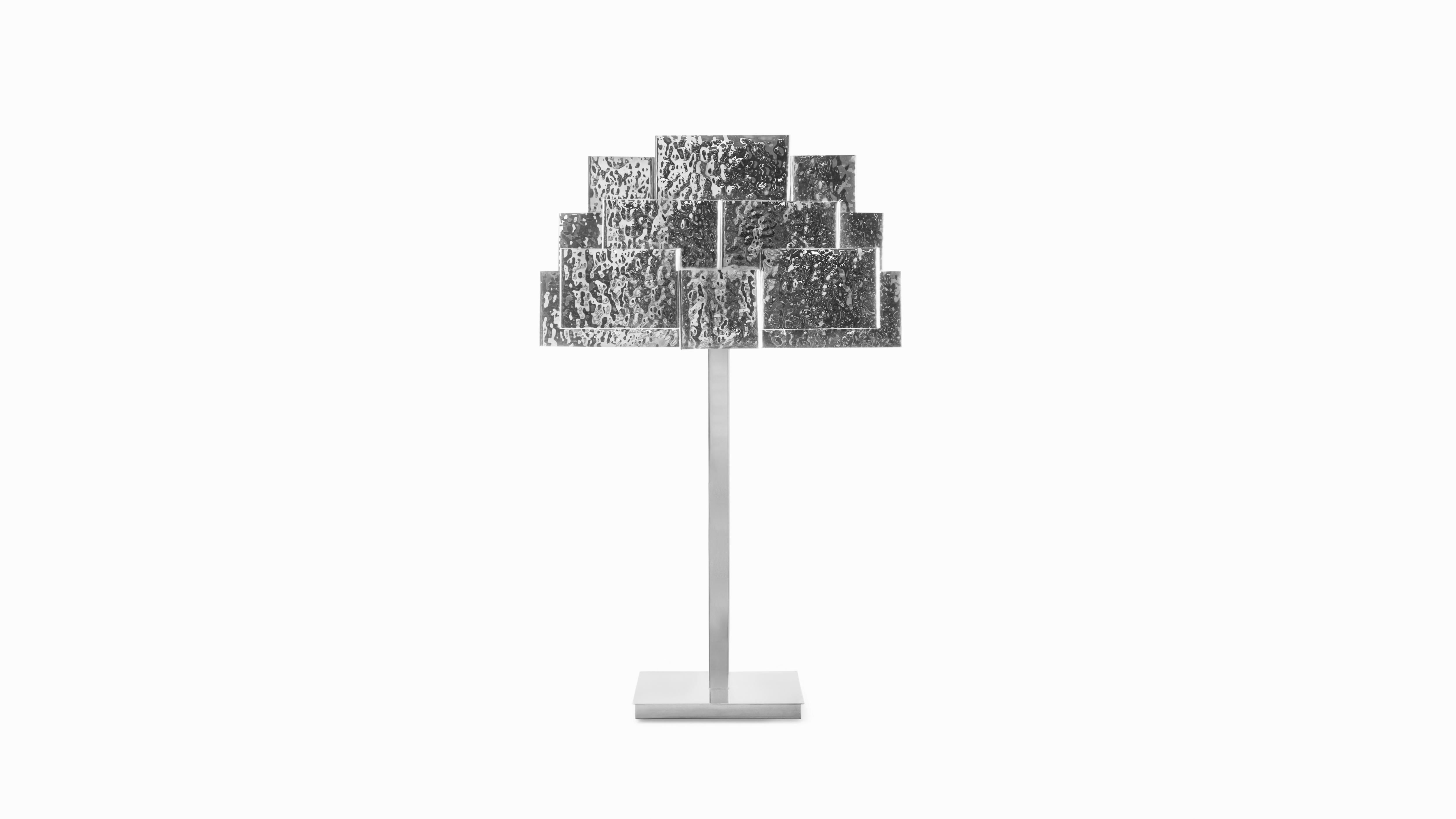 Inspiring trees recreates a treetop and is fully handcrafted. The rays of light pierce the geometric design in an unexpected way; almost ethereal.
Slender and seemingly minimal, inspiring trees is a lighting piece that carries form, image and