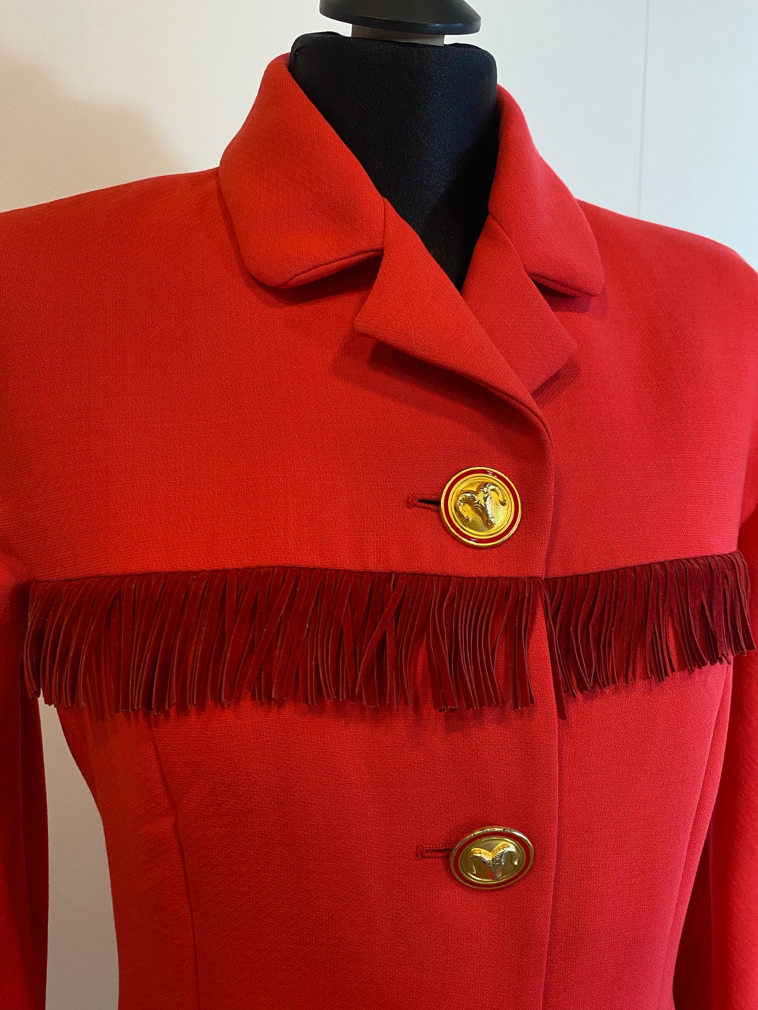 Veste Instante dessinée par Gianni Versace en rouge corail avec des détails de franges en daim et de magnifiques boutons dorés avec un bélier en relief.
Taille 40, pas d'étiquette de composition mais doit être en laine.
En excellent état seulement