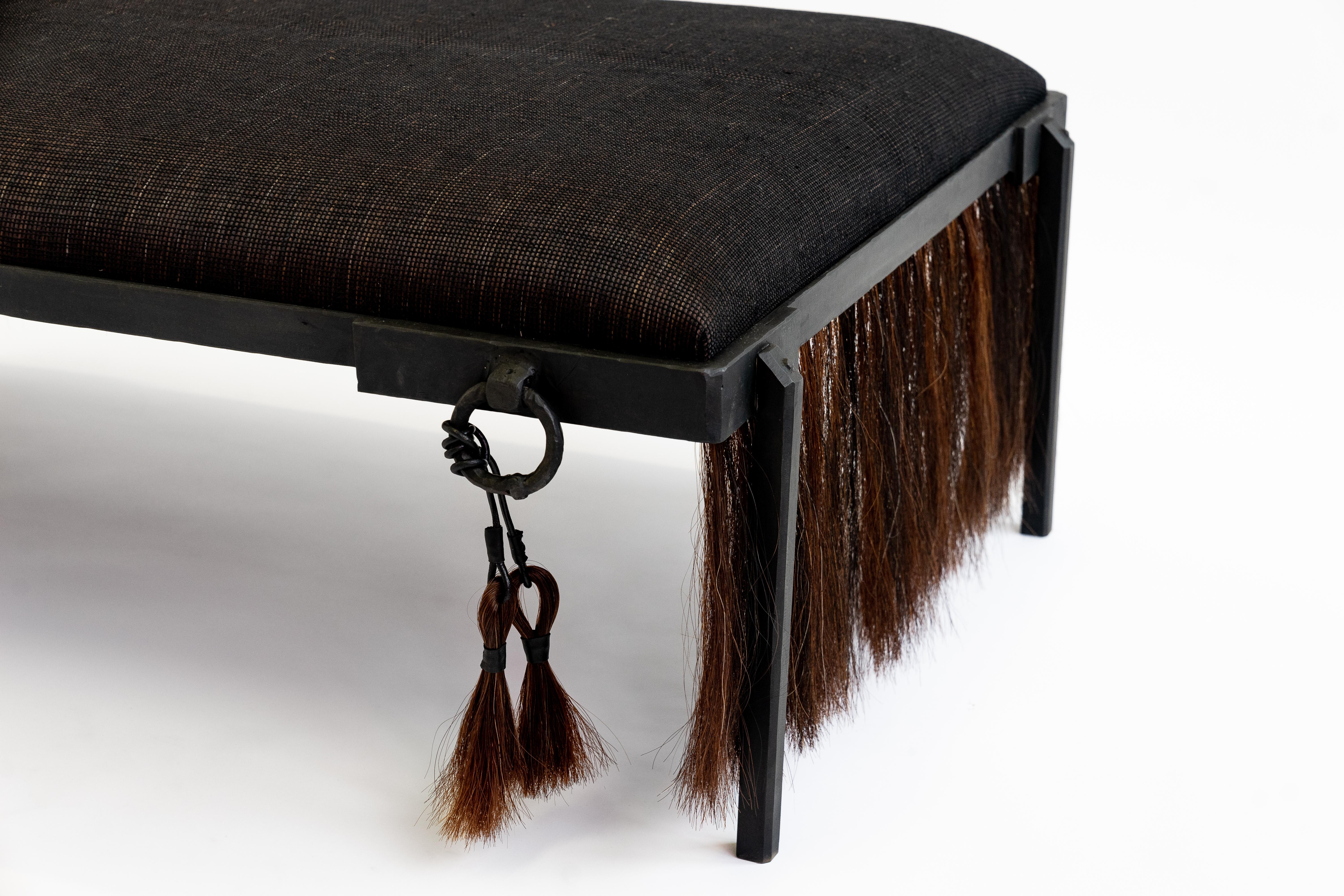 Instock Bench Modern Handwoven Rosshaar Braun Geschwärzt Stahl Quaste Fransen (Moderne) im Angebot