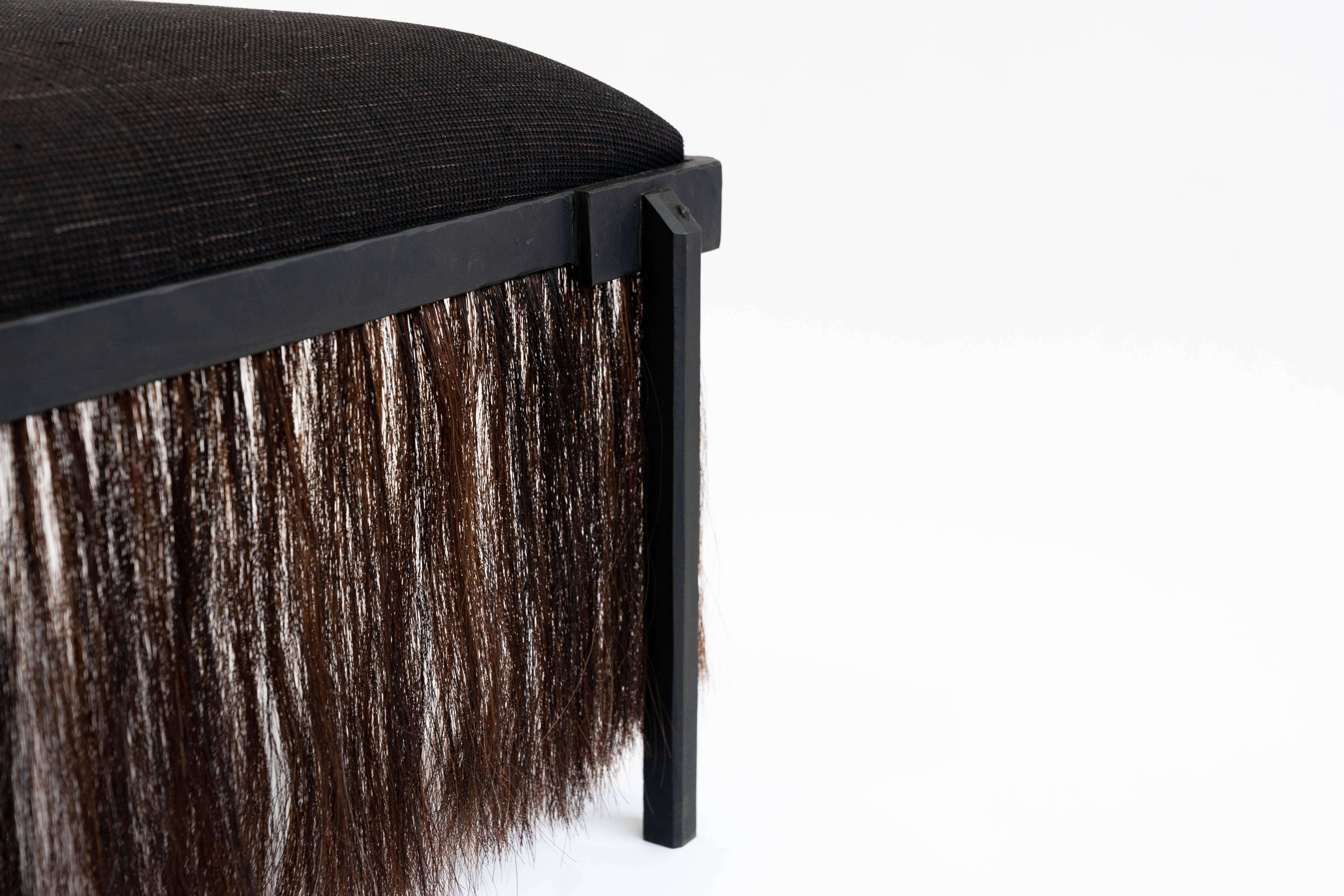 Instock Bench Modern Handwoven Rosshaar Braun Geschwärzt Stahl Quaste Fransen (amerikanisch) im Angebot