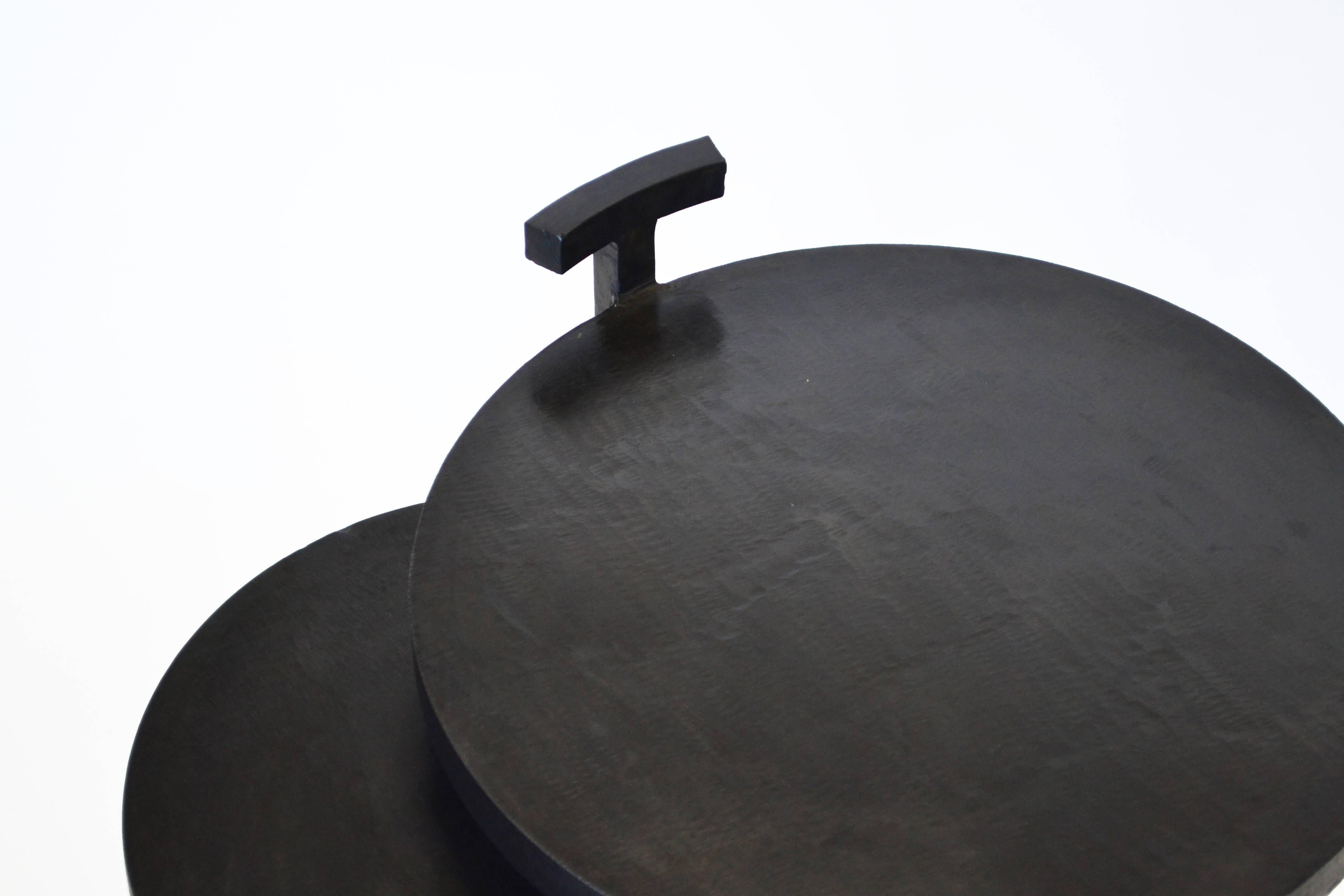 Americano Instock Tavolino nero rotondo moderno geometrico in acciaio annerito contemporaneo in vendita
