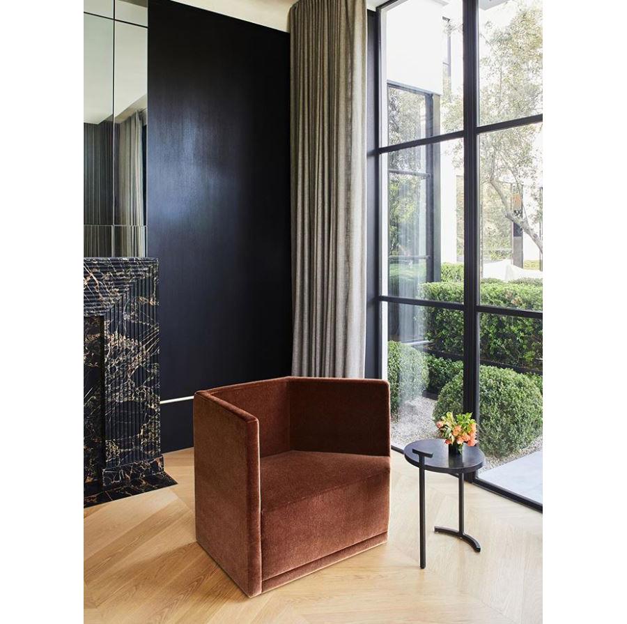 Instock Tavolino nero rotondo moderno geometrico in acciaio annerito contemporaneo in vendita 1
