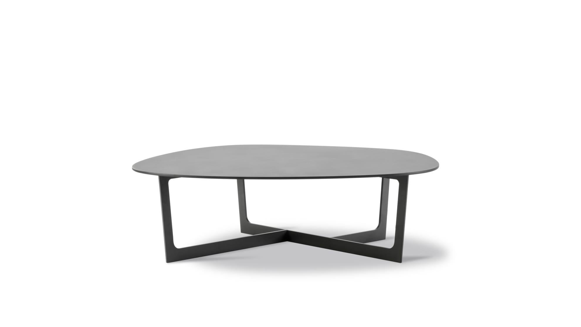 Scandinavian Modern Insula Coffee Table M5192 - Aluminum, textured black lacquered for Fredericia For Sale